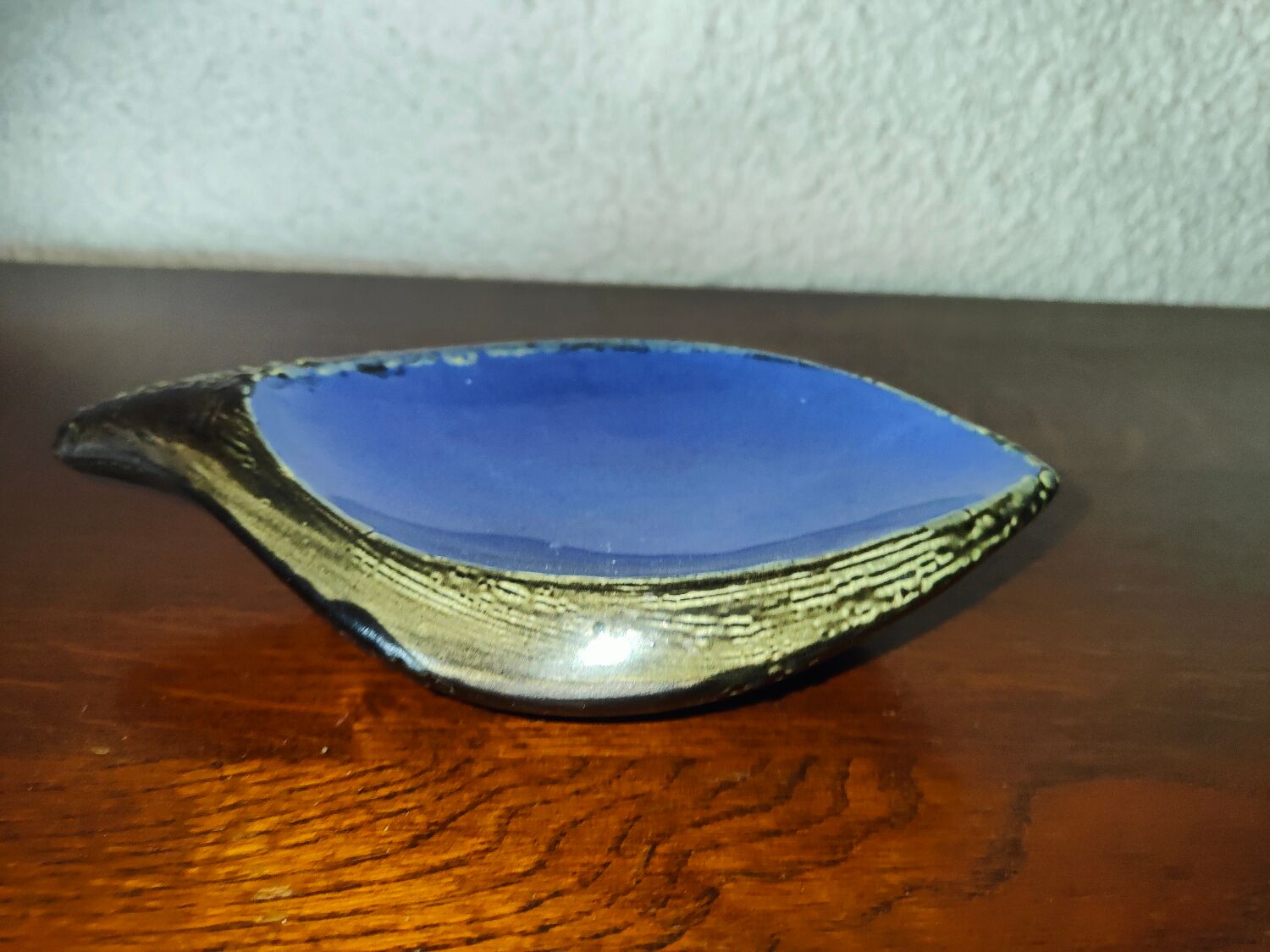 Two-tone northern ceramic beggar in the shape of a leaf
