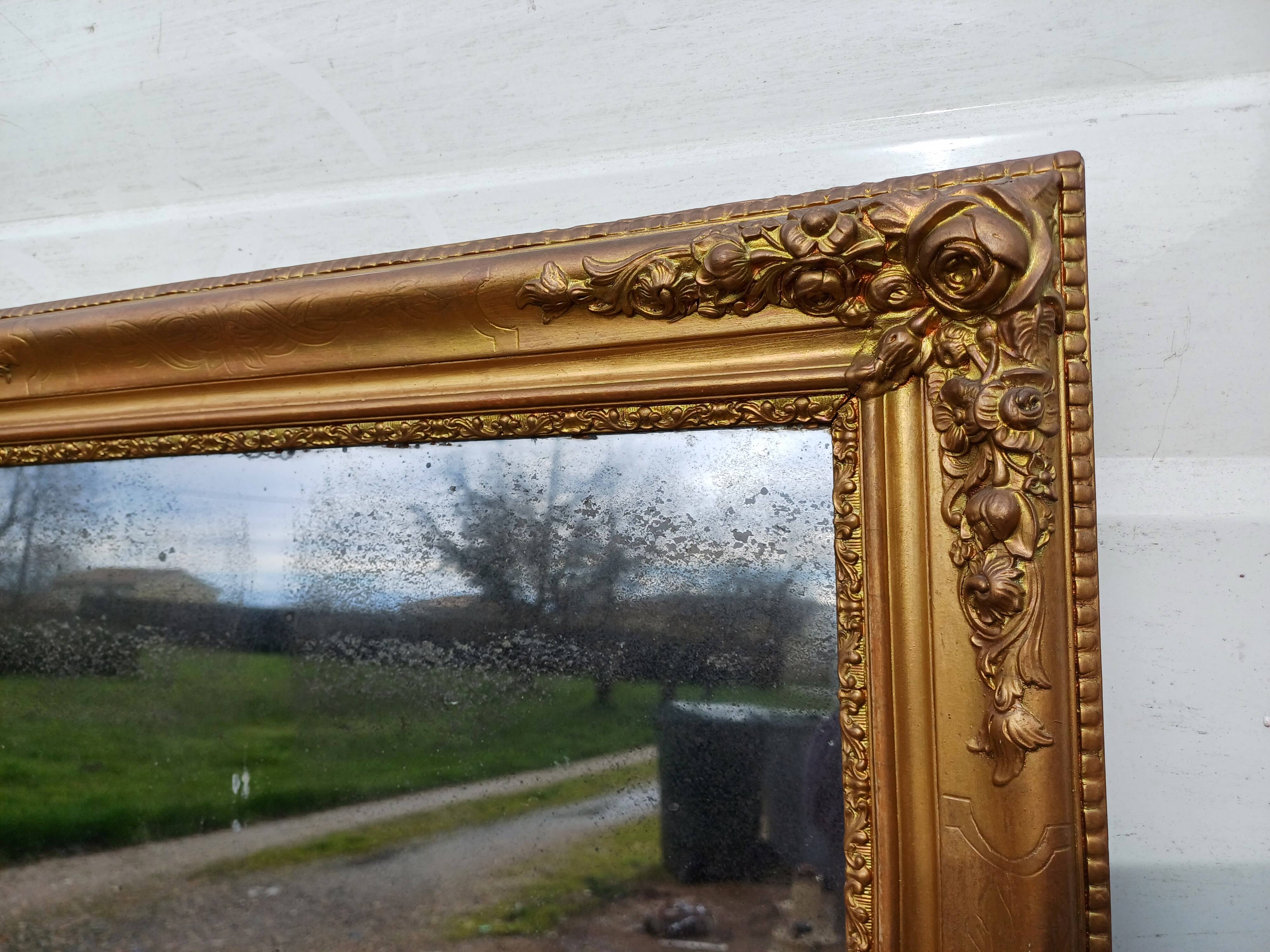 Wood mirror and golden Stuk