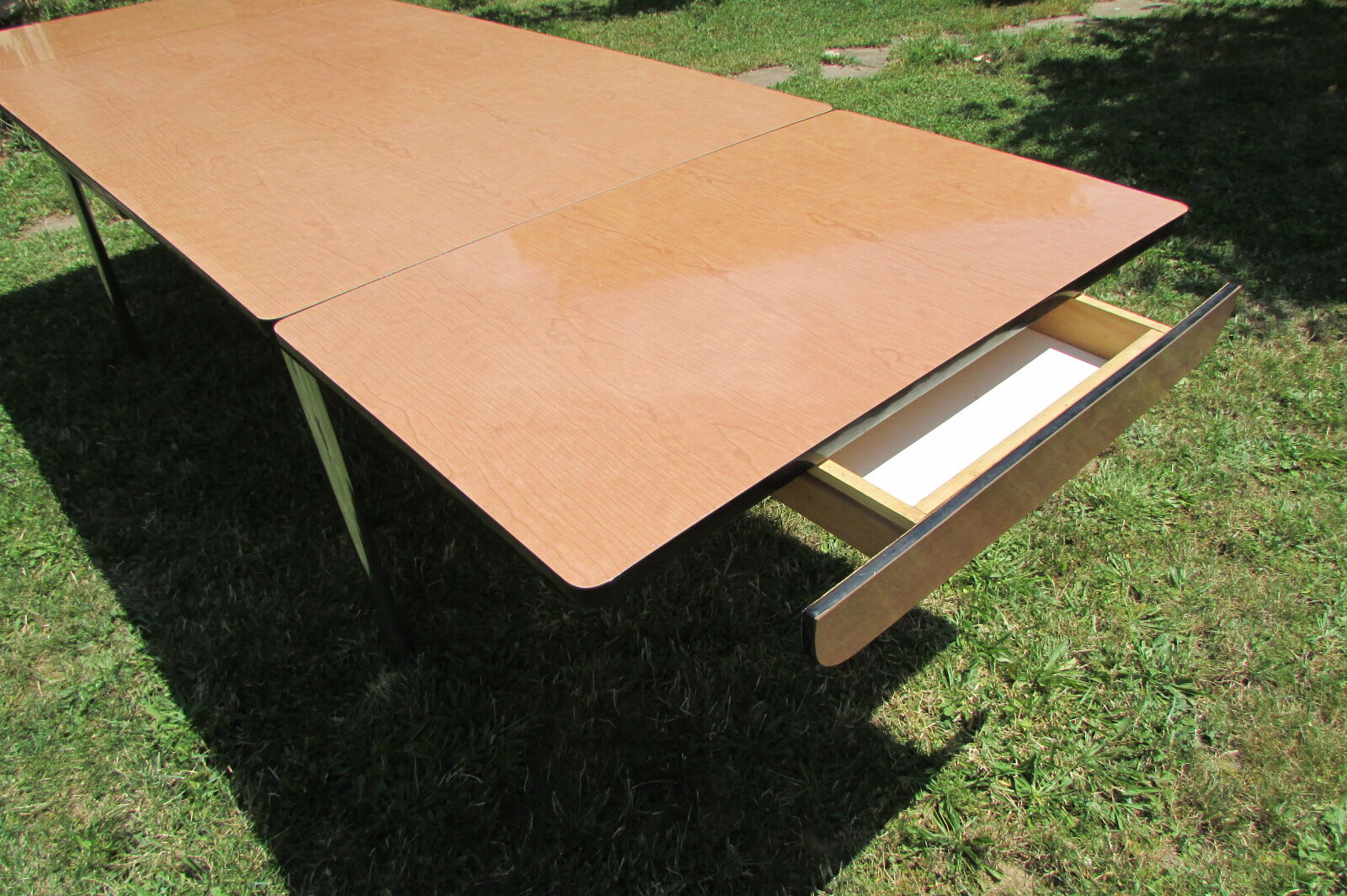 Very large stretch the 1970s in formica table