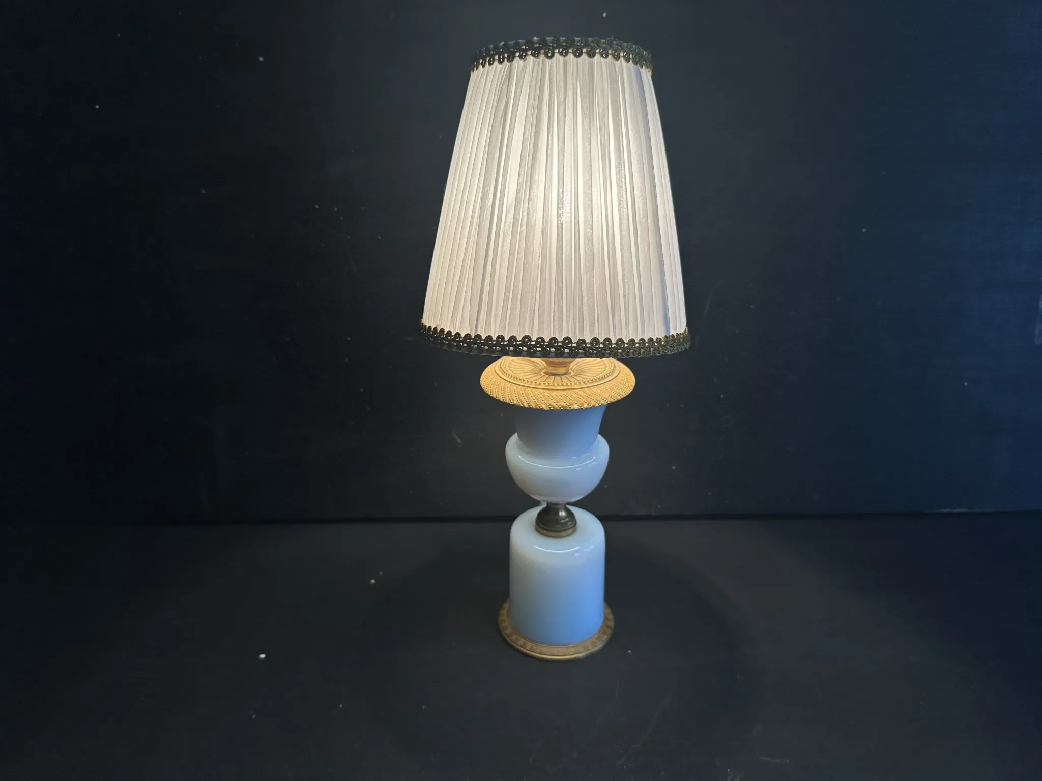 Lampe XIXe en opaline blanche et métal doré