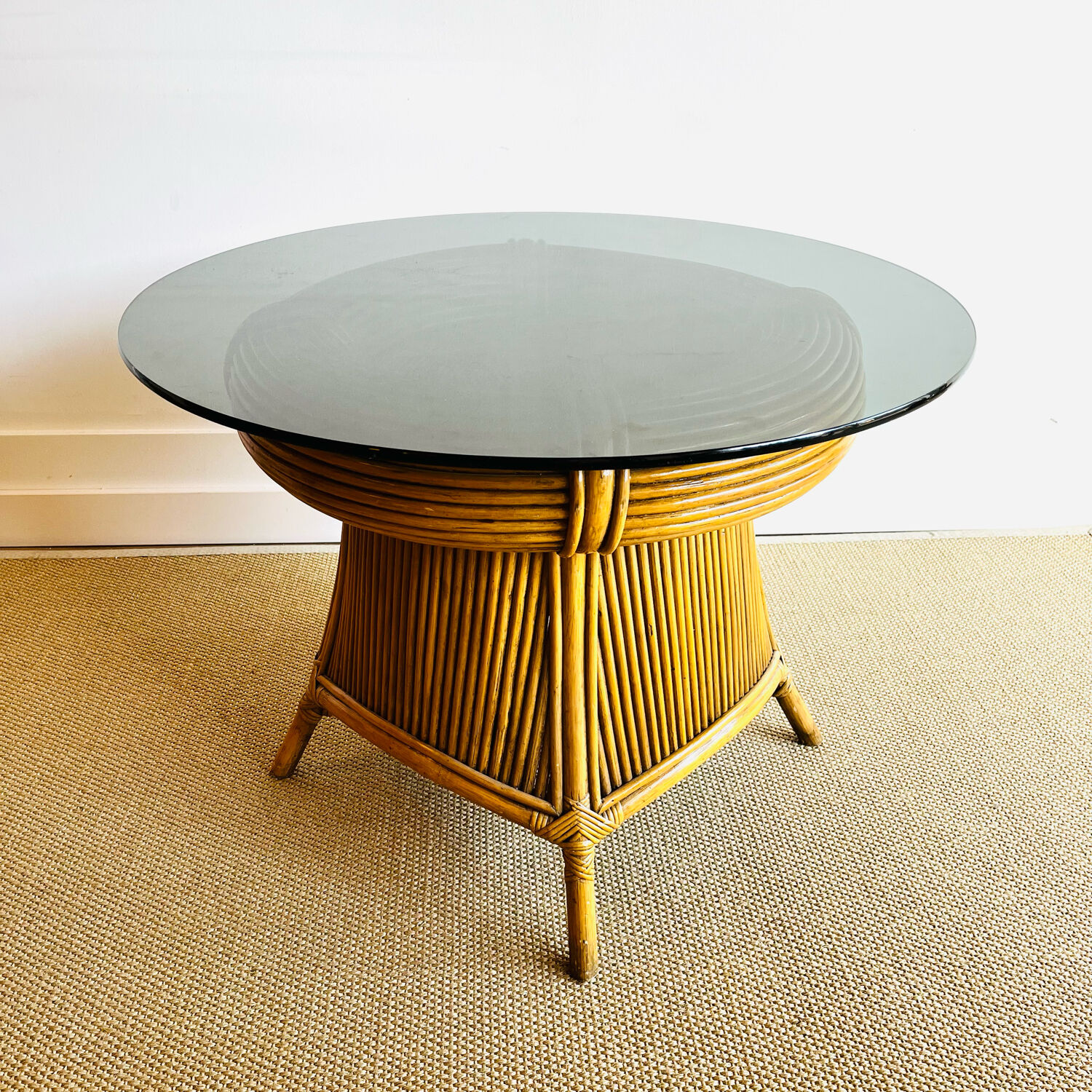 Table en rotin bambou et verre fumée