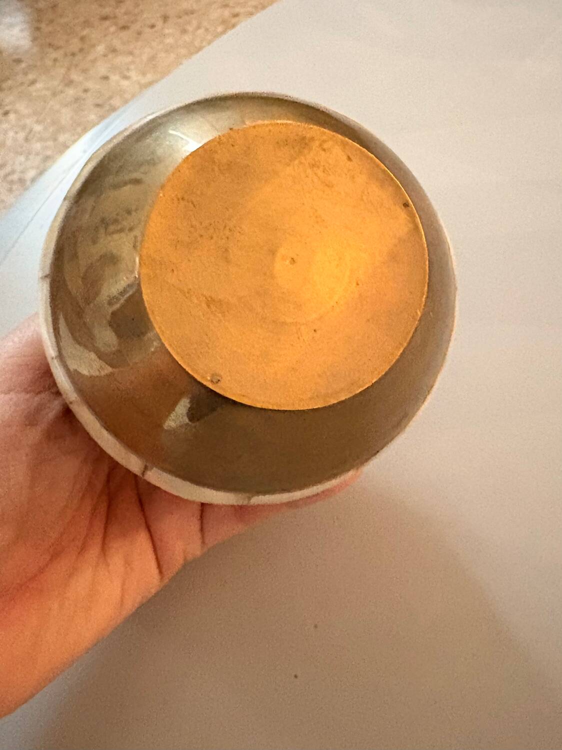 Petit vase vintage en laiton et nacre naturelle