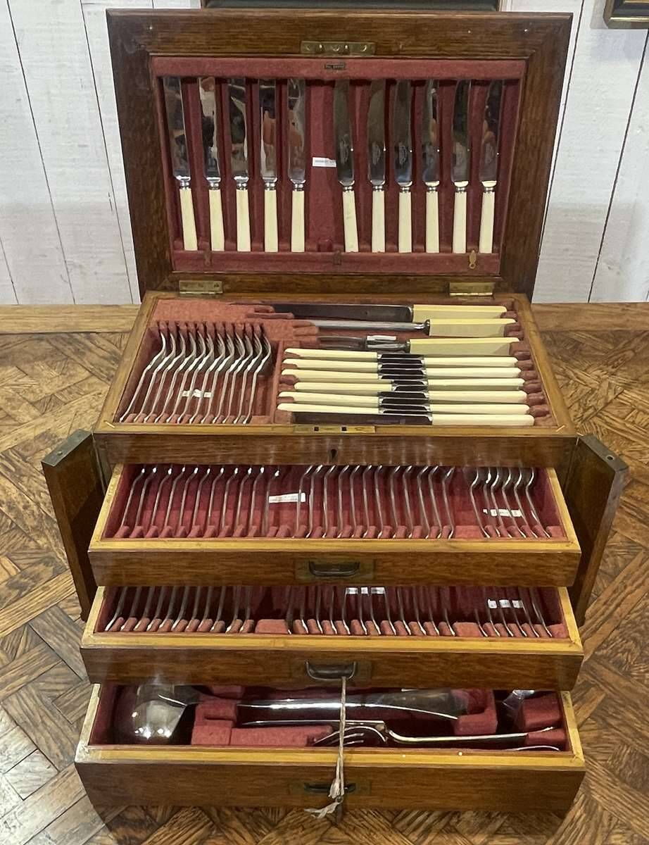 English silver-plated cutlery set in its oak box - early 20th century