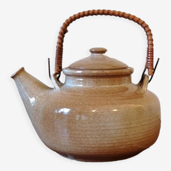 Ceramic teapot with filter