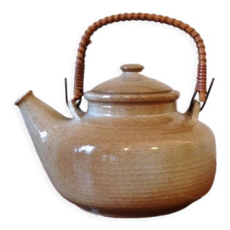 Ceramic teapot with filter