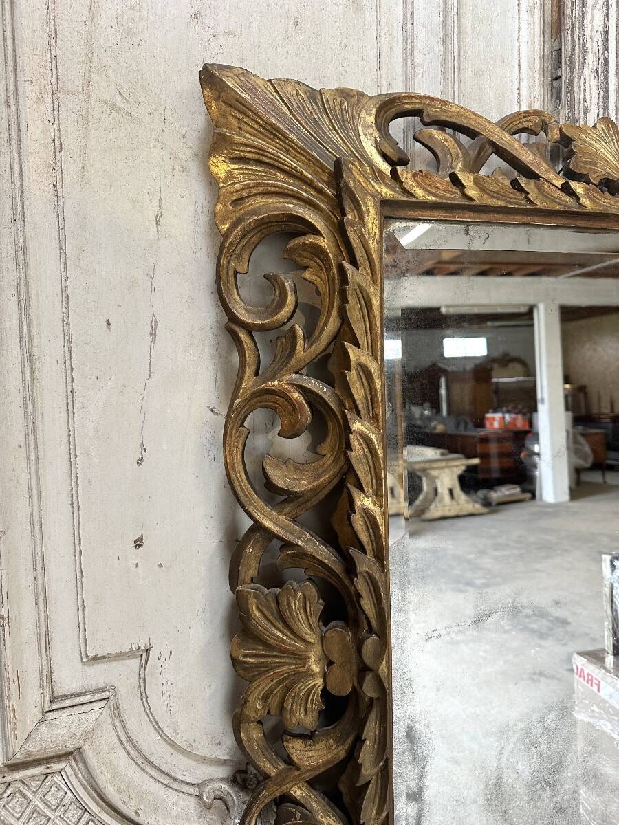 Miroir en bois sculpté doré XIXe siècle