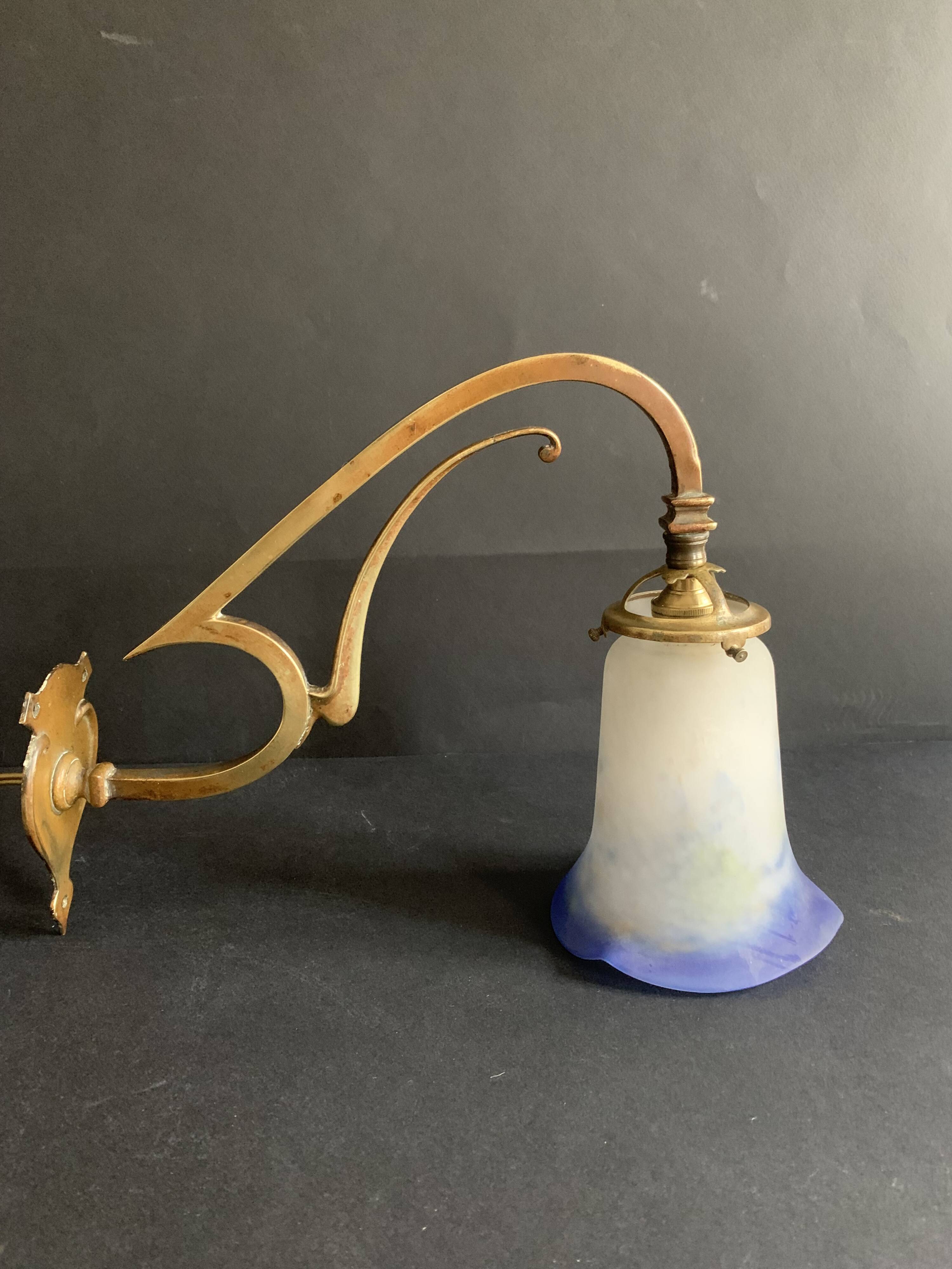 Art Nouveau wall light in gilded brass and glass paste tulip
