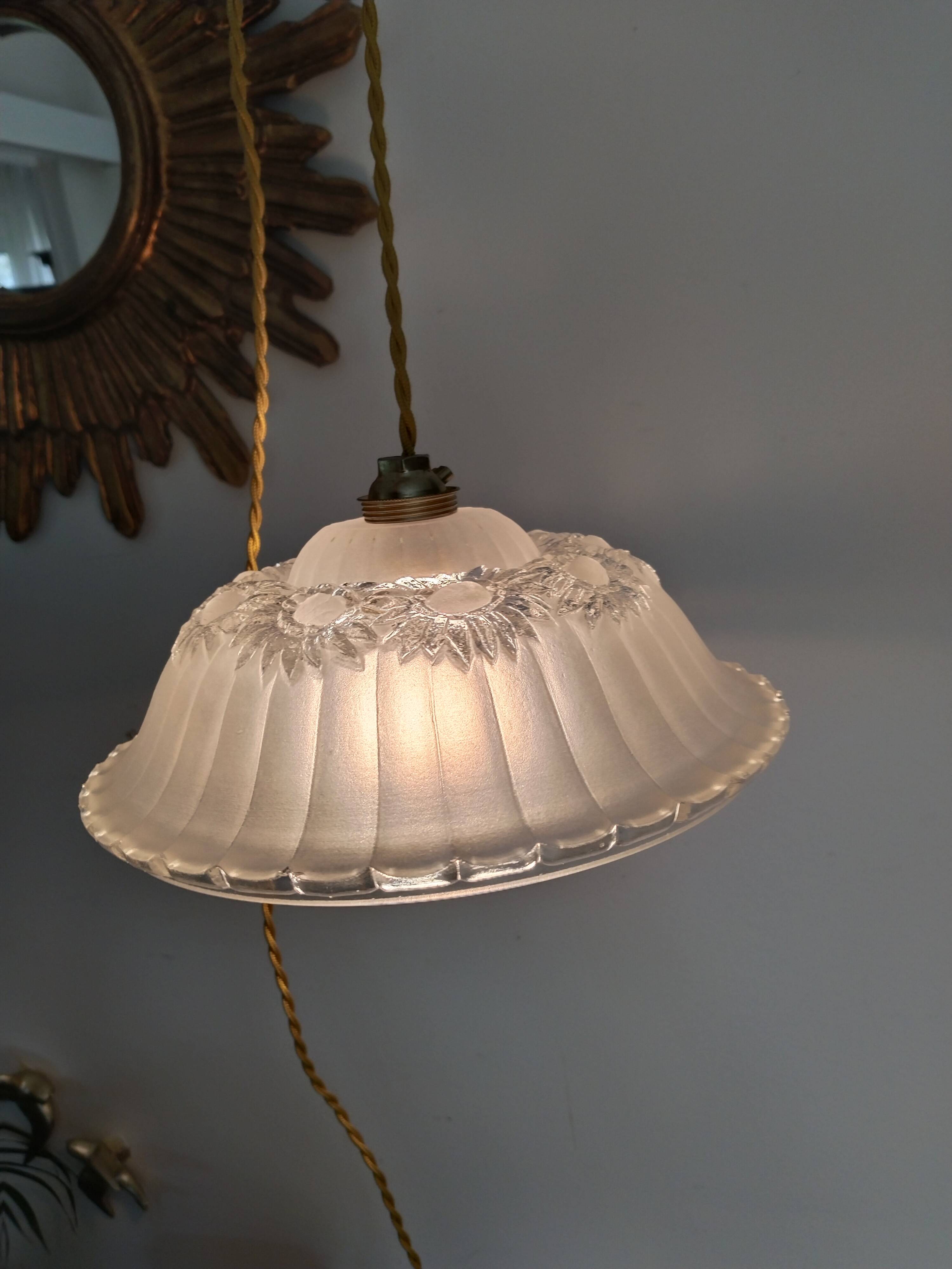 Suspension lustre , luminaire vintage en verre givré