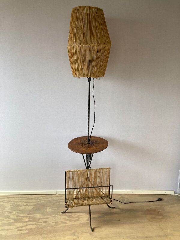 Lampadaire en fer forgé avec porte-magasin et abat-jour en sisal, années 1950