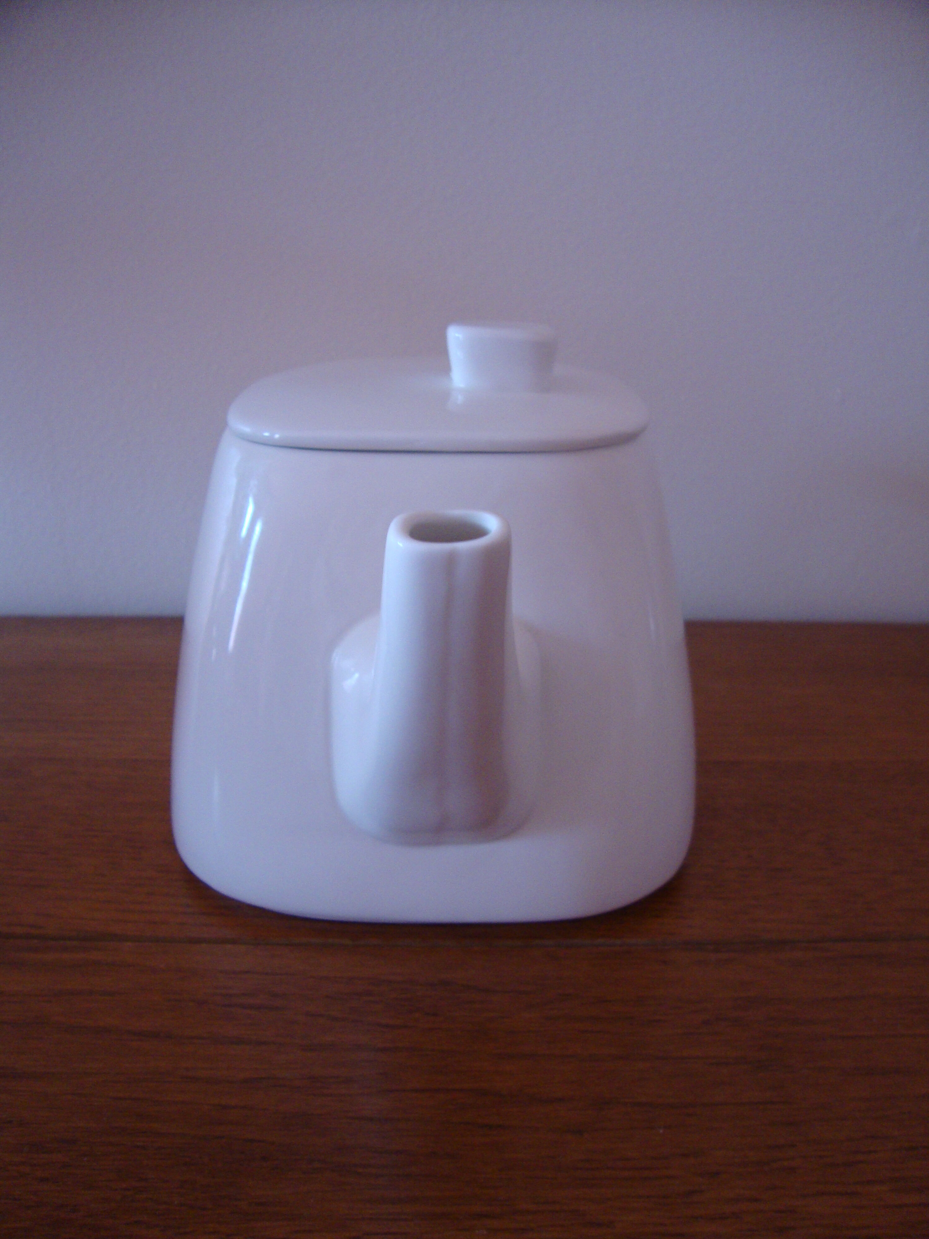 Vintage thiéière in white Chinese porcelain