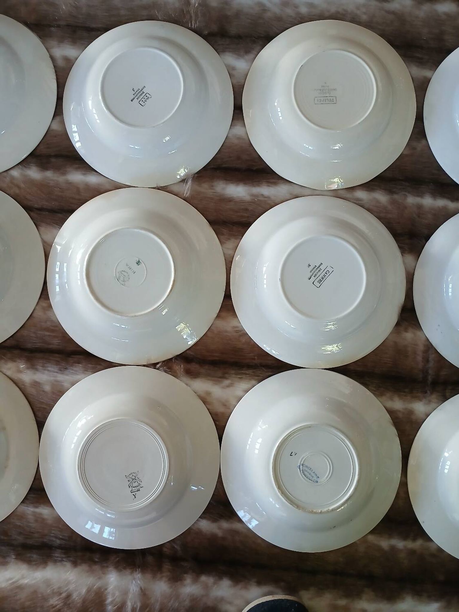 16 assiettes creuses anciennes dépareillées 