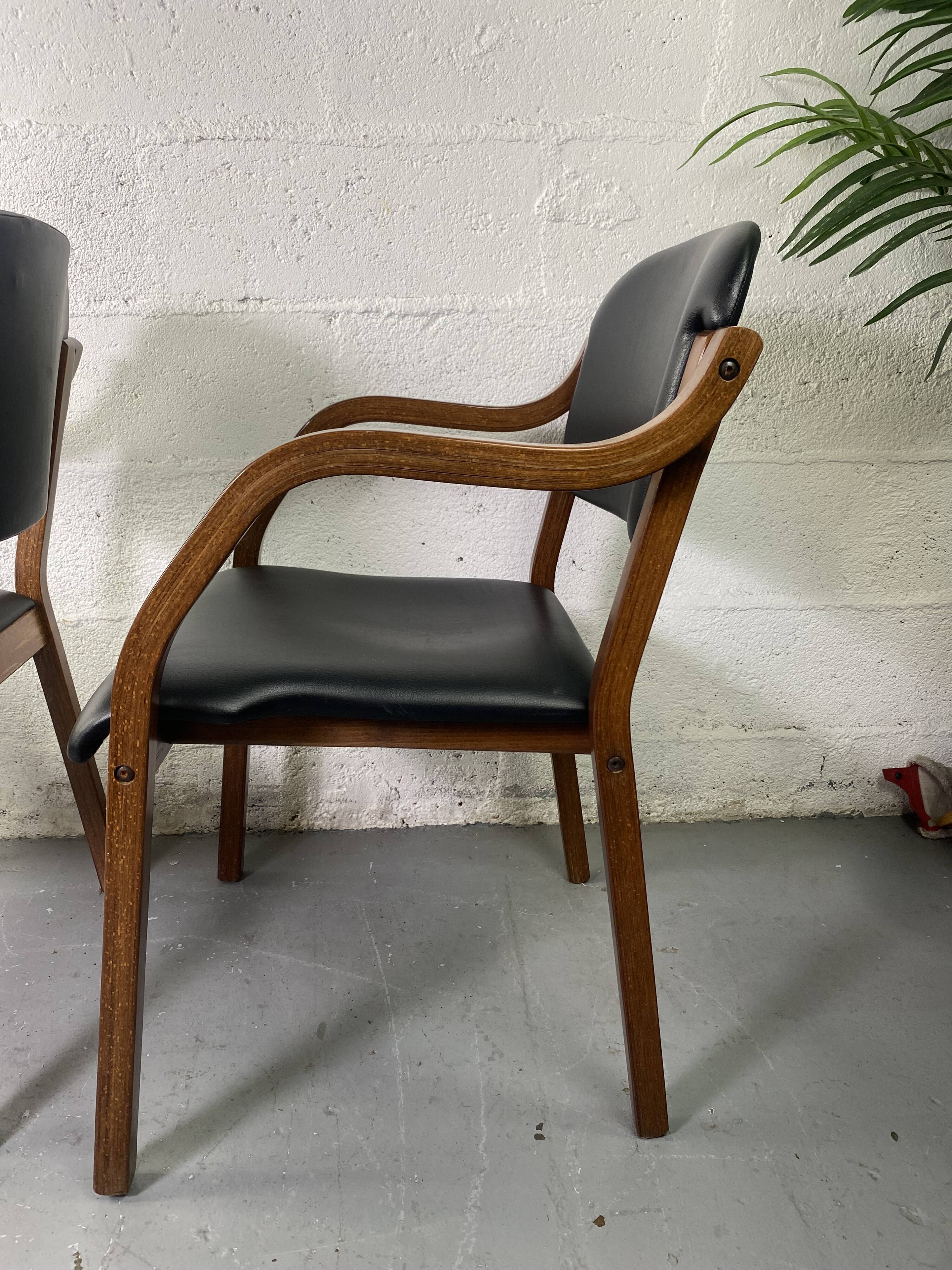 Paire de fauteuils en cuir et bois