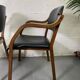 Paire de fauteuils en cuir et bois
