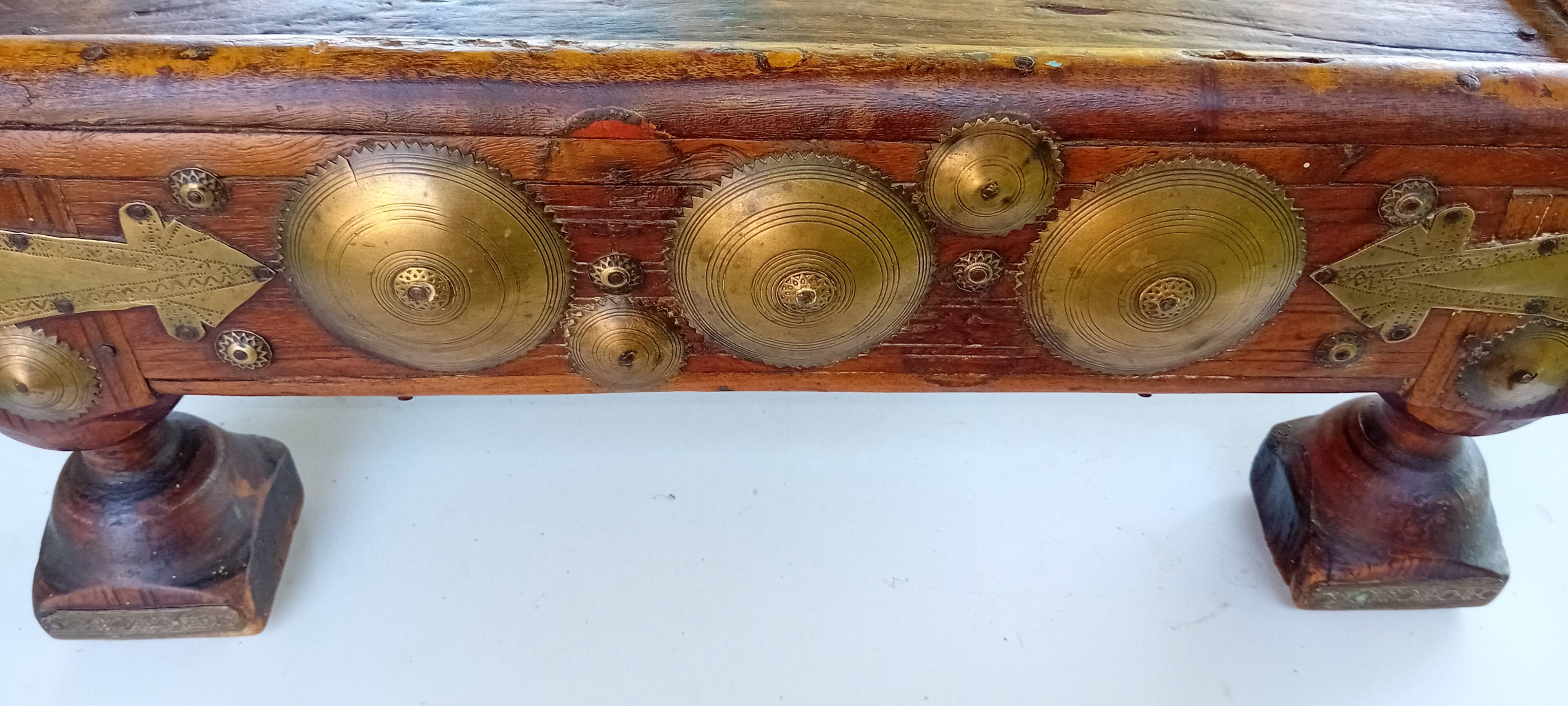 Authentic Bajot coffee table from Rajasthan, 19th century.