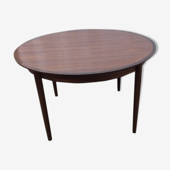 Scandinavian round table in rio rosewood