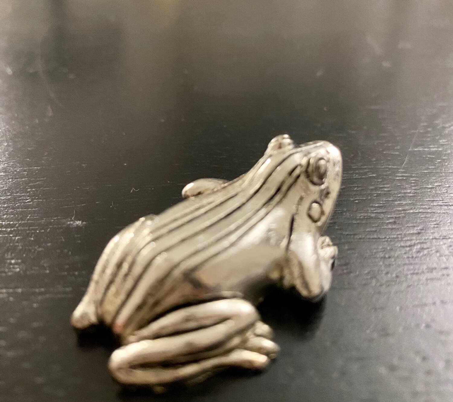 6 metal frog-shaped knife holders