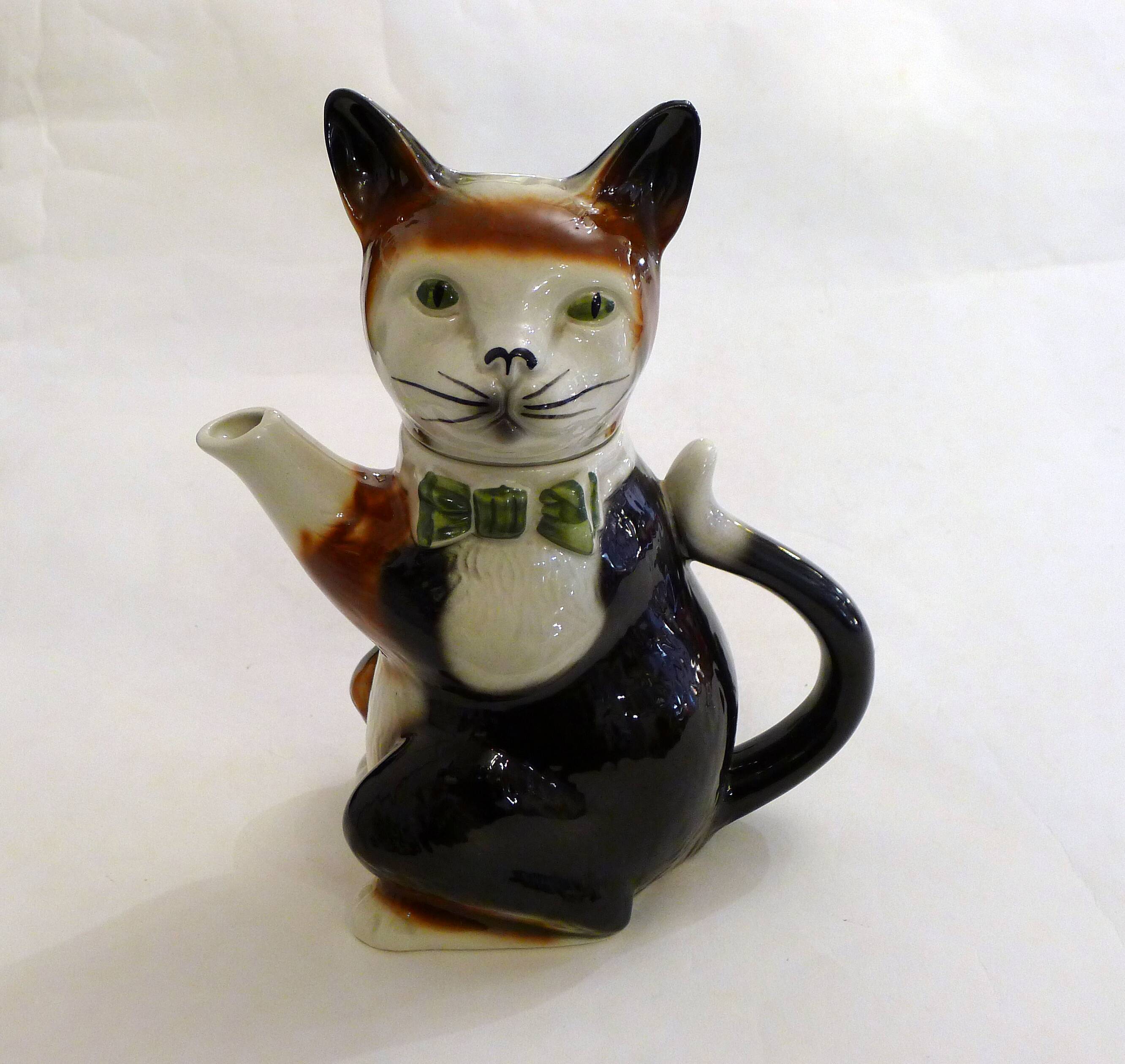 Large zoomorphic cat teapot, in vintage English earthenware.