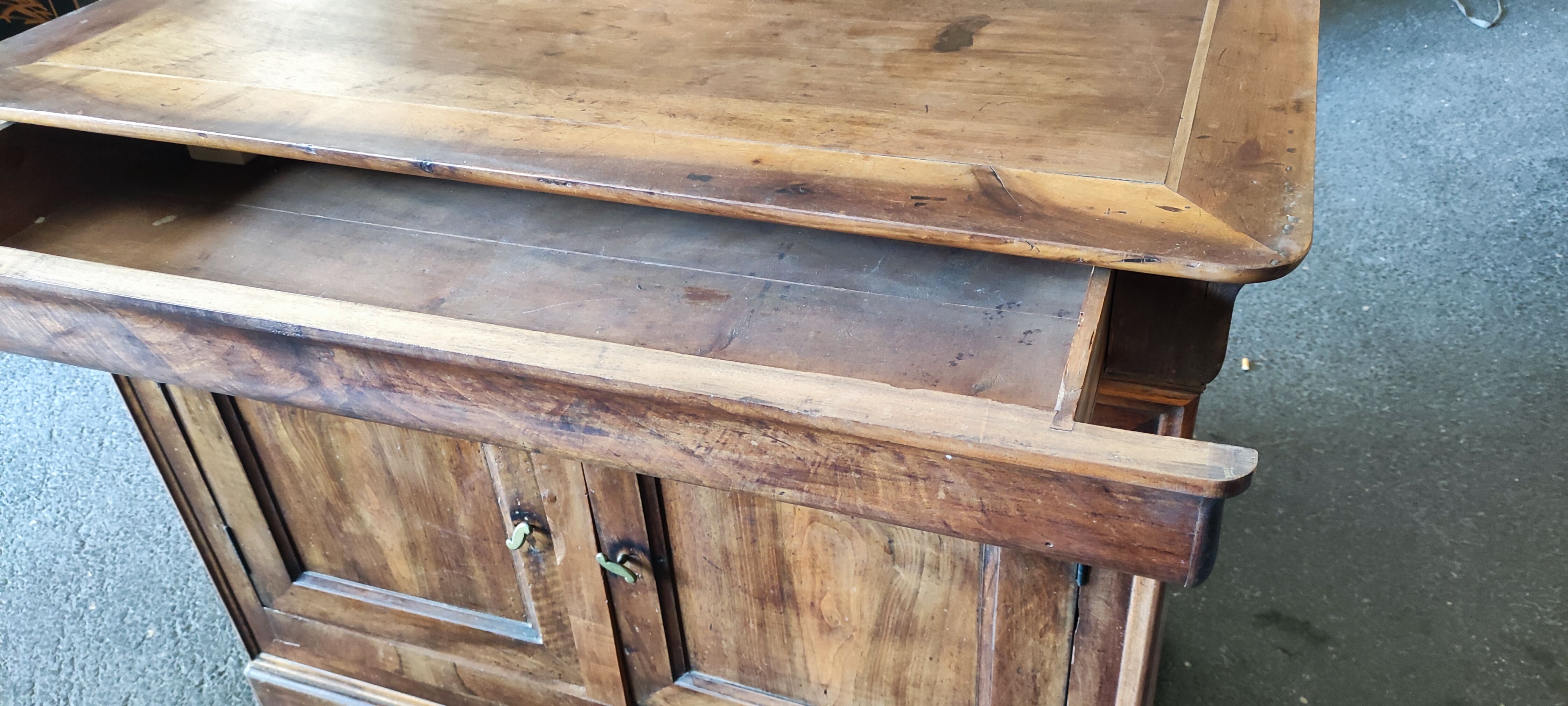 Buffet Louis Philippe noyer 2 portes un tiroir
