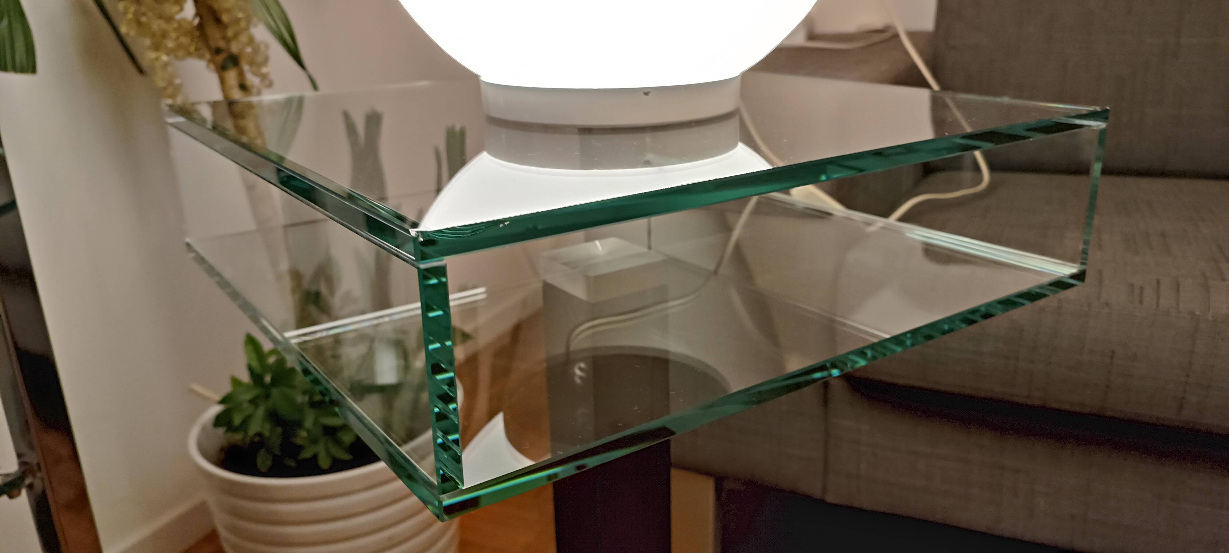 Very beautiful Marais International design pedestal table in 10mm clear glass