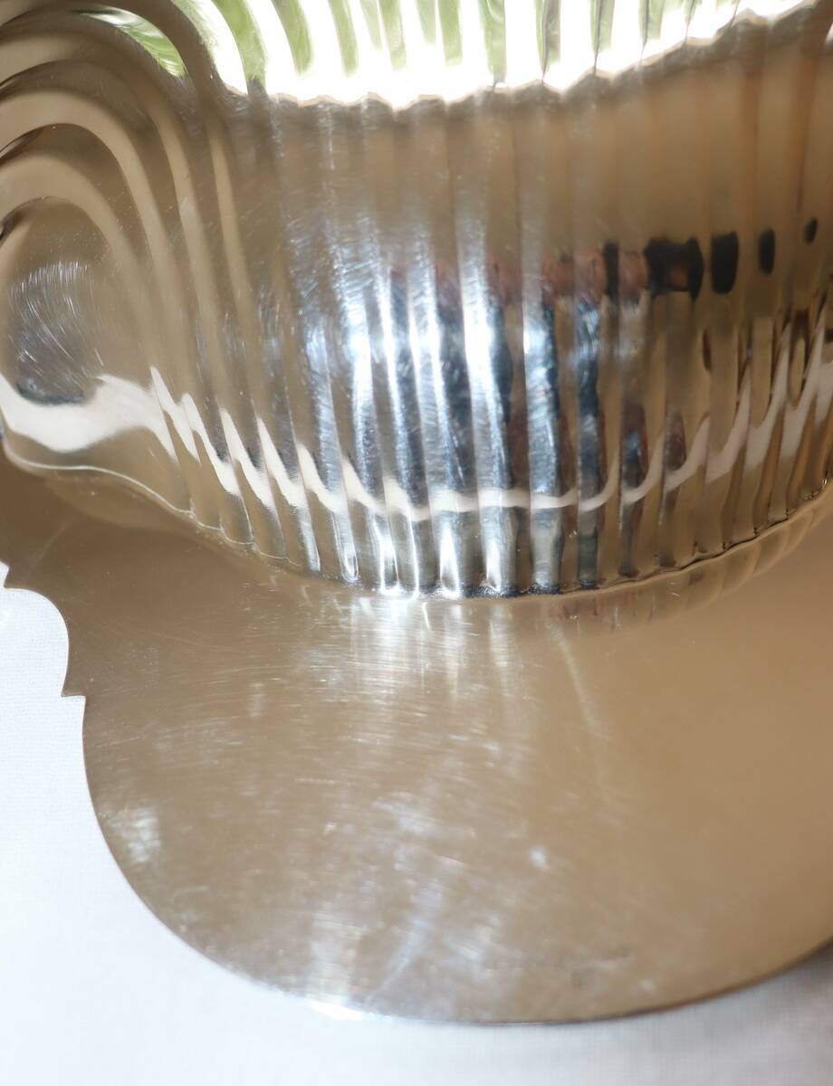 Silver-plated metal shell plate stamped Fleuron