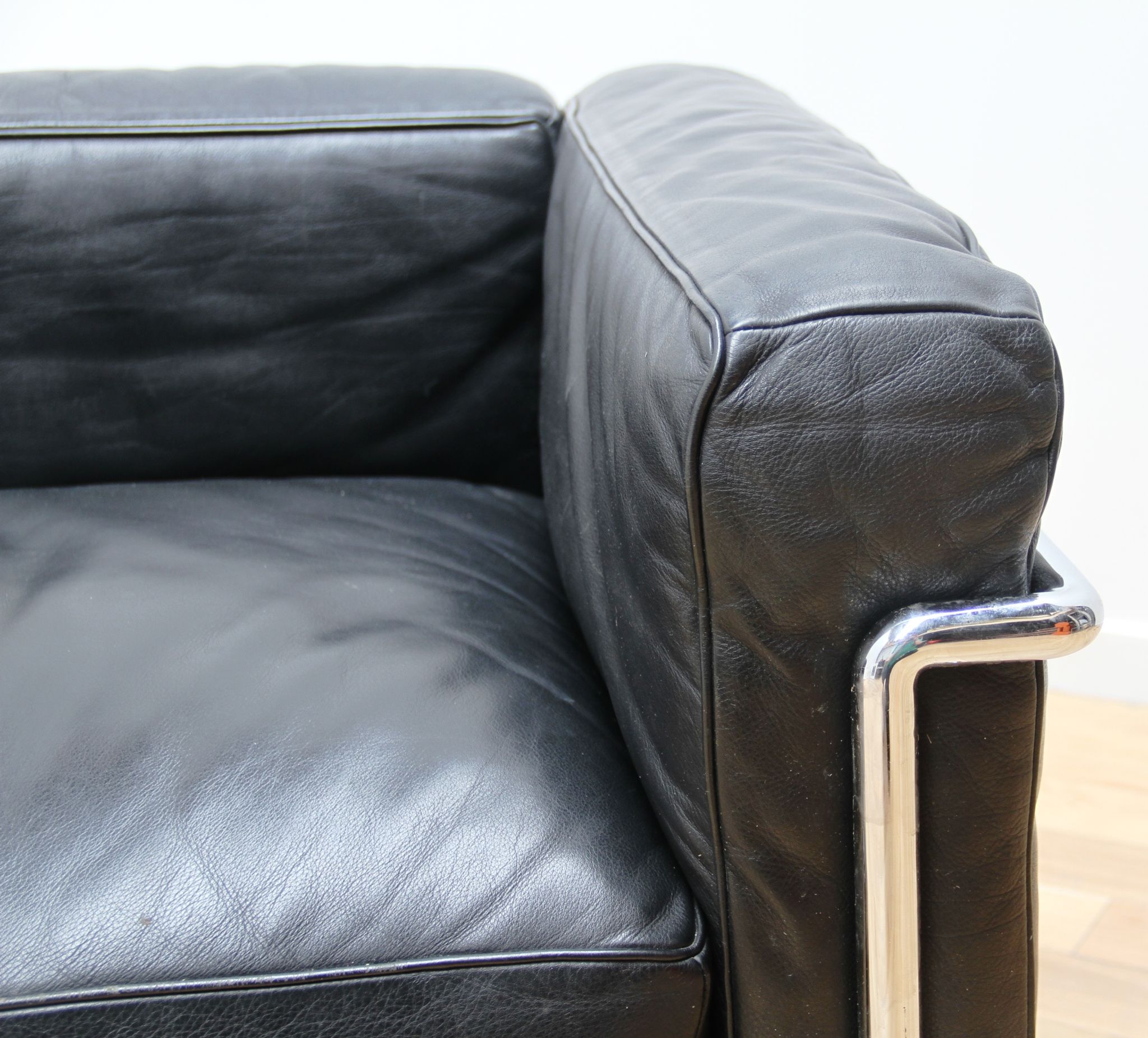 Pair of armchairs LC3
