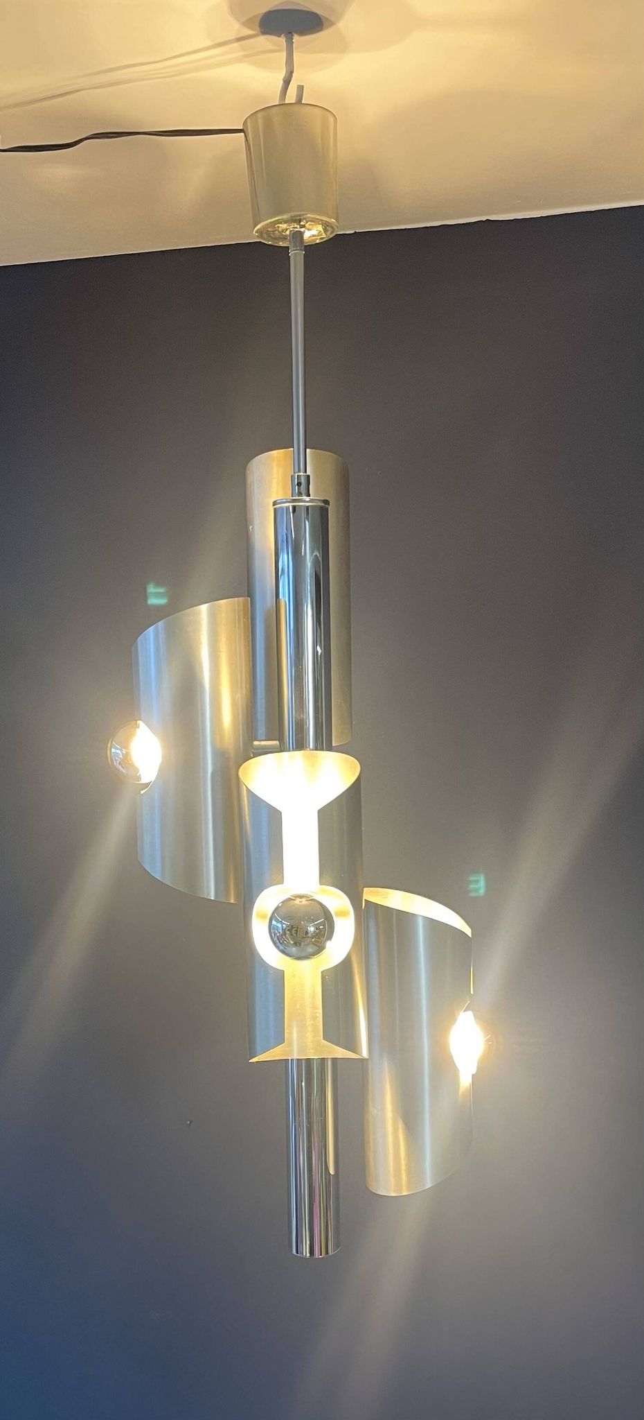 Lampe design en métal avec quatre ampoules argentées