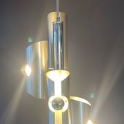 Lampe design en métal avec quatre ampoules argentées