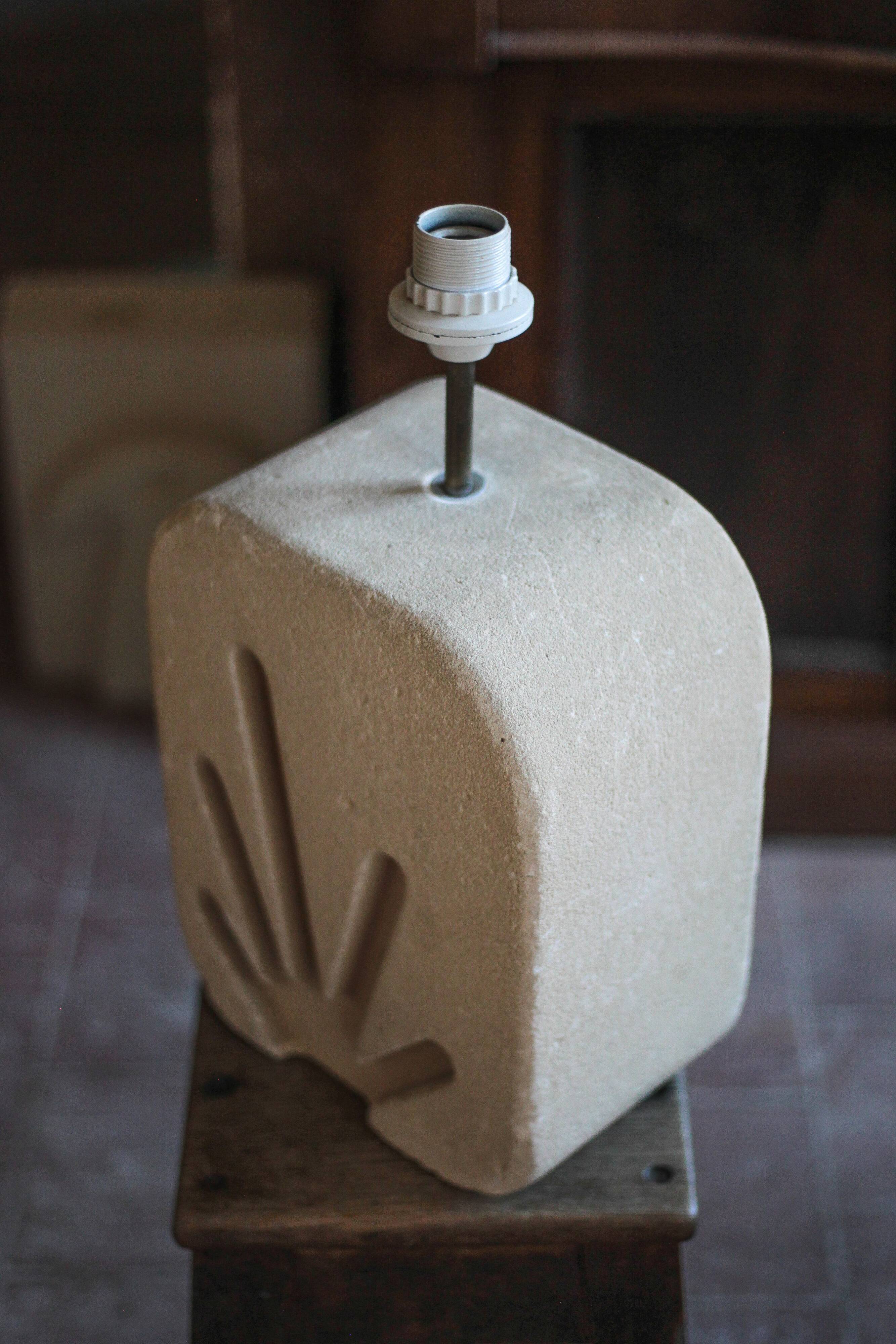 Lampe de table en pierre blanche moderniste, lampe brutaliste