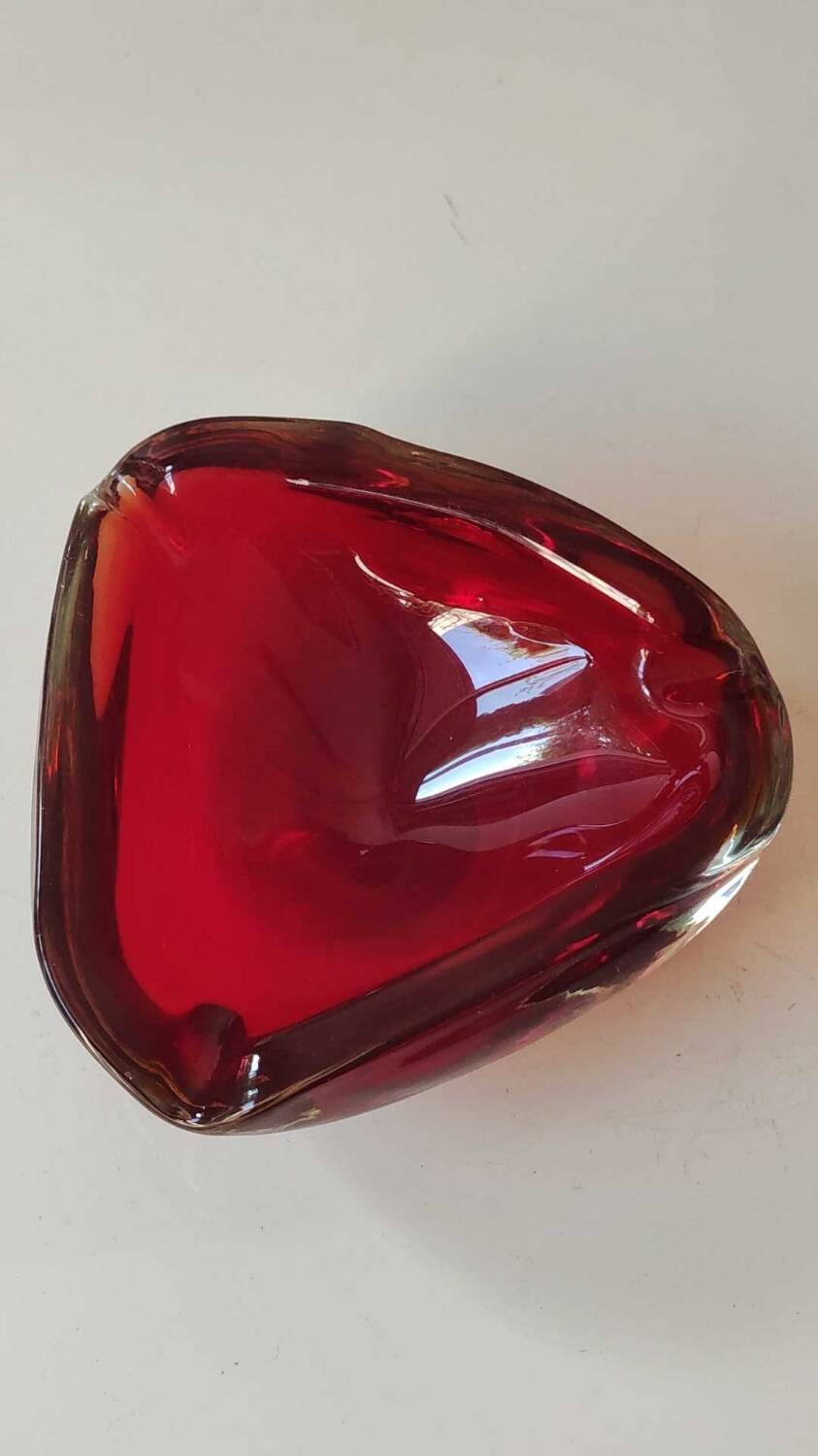 Cendrier/Vide poche en verre d Art soufflé Murano/Italie. Couleur rouge rubis/ambre