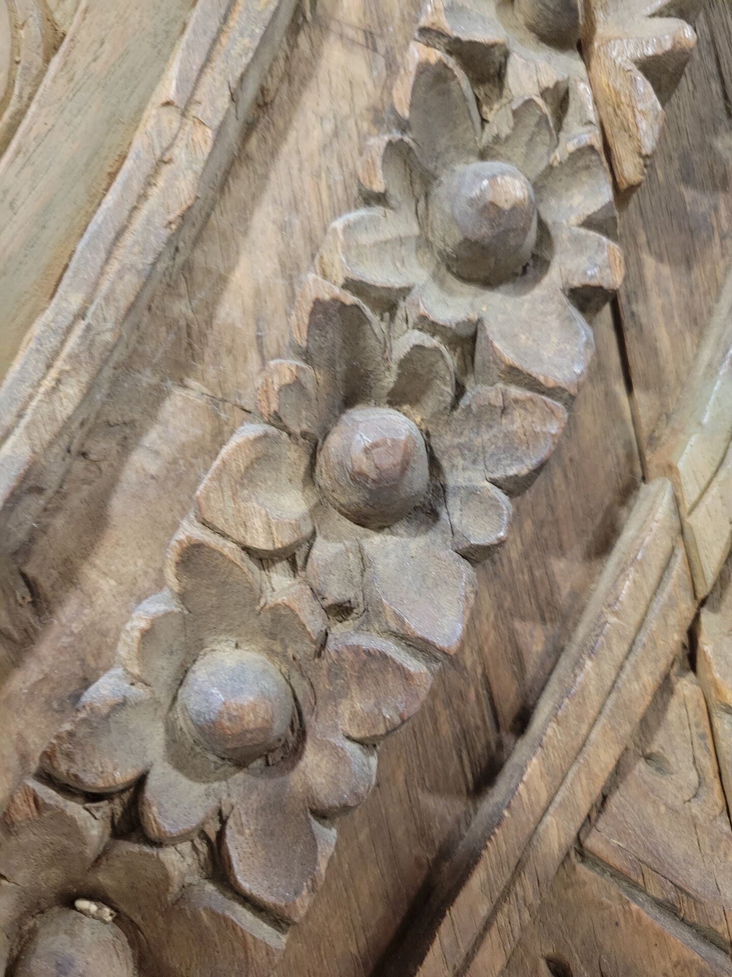 Carved wooden ceiling Curiosity cabinet 155×194cm