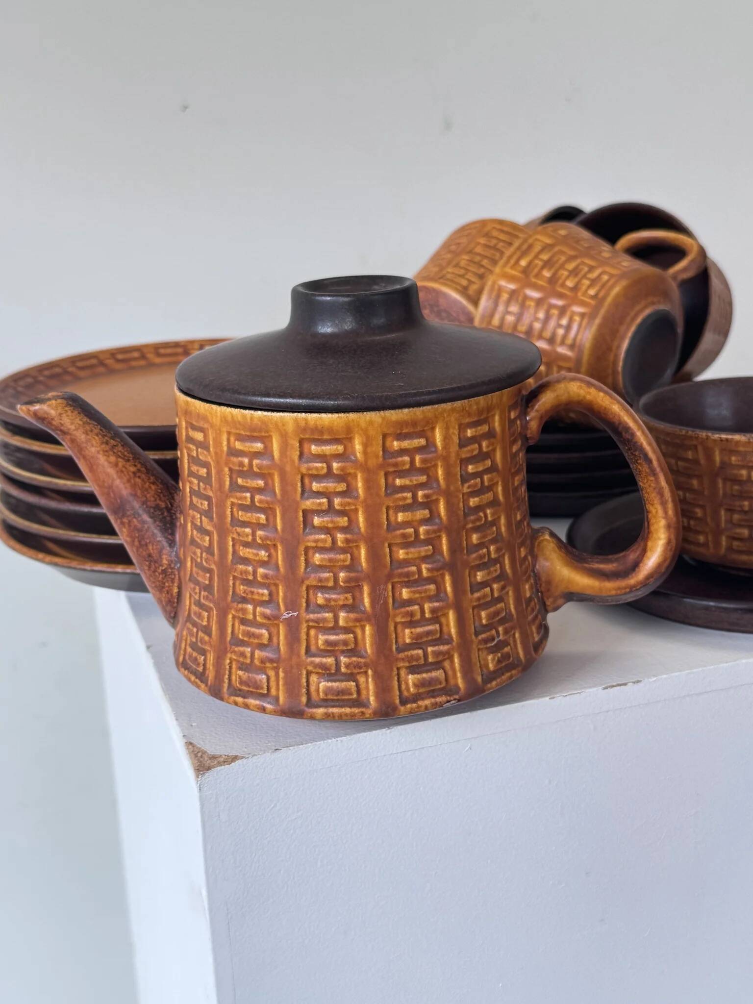 Ceramano tea service "Epsilon" from the 1960s with a raised geometric pattern.