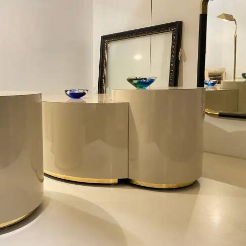 Individual side table, in the shape of a full moon, brass/steel and high-gloss laminate, size L.