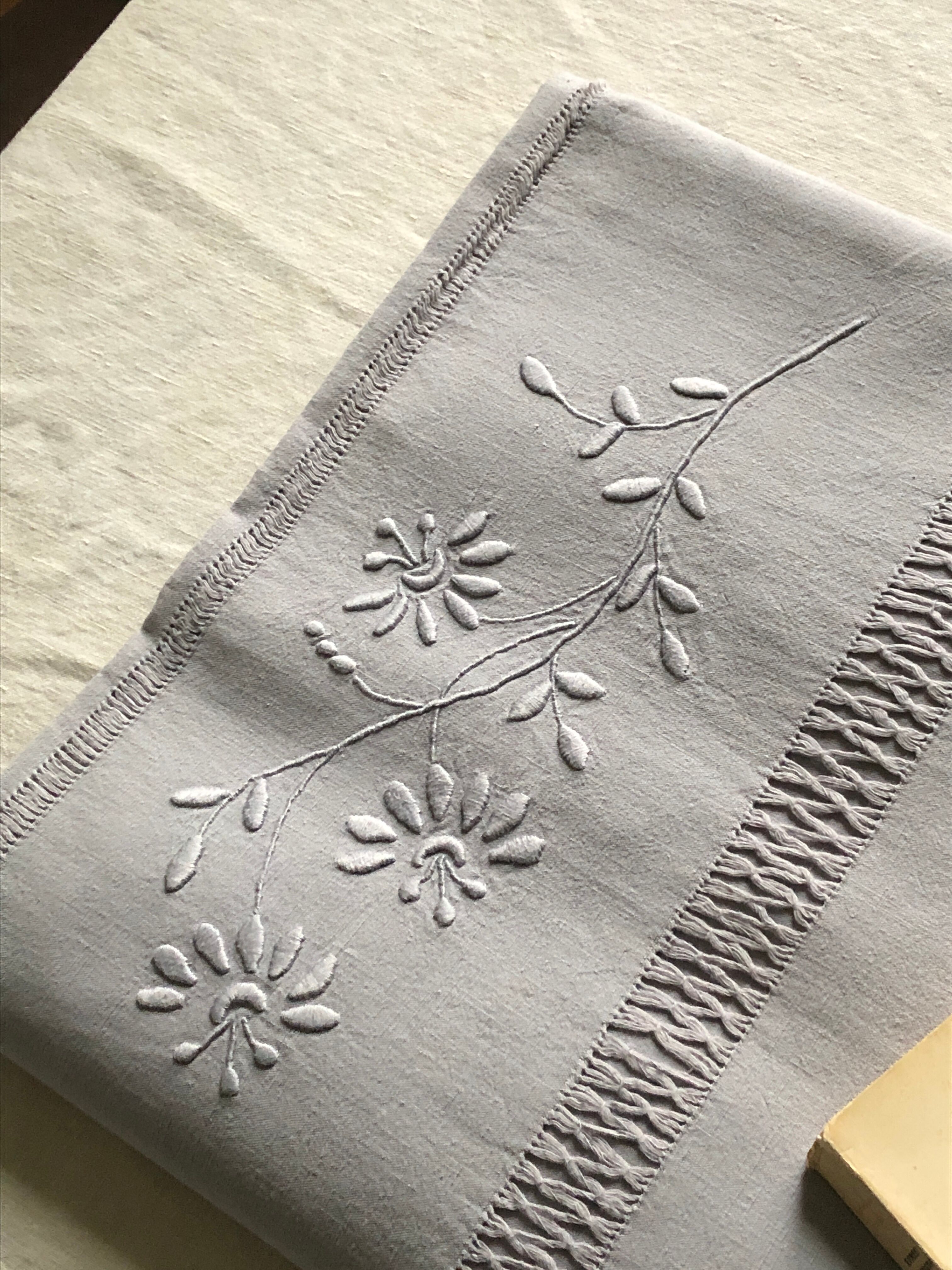 Drap ancien en lin et coton teinté en gris tourterelle