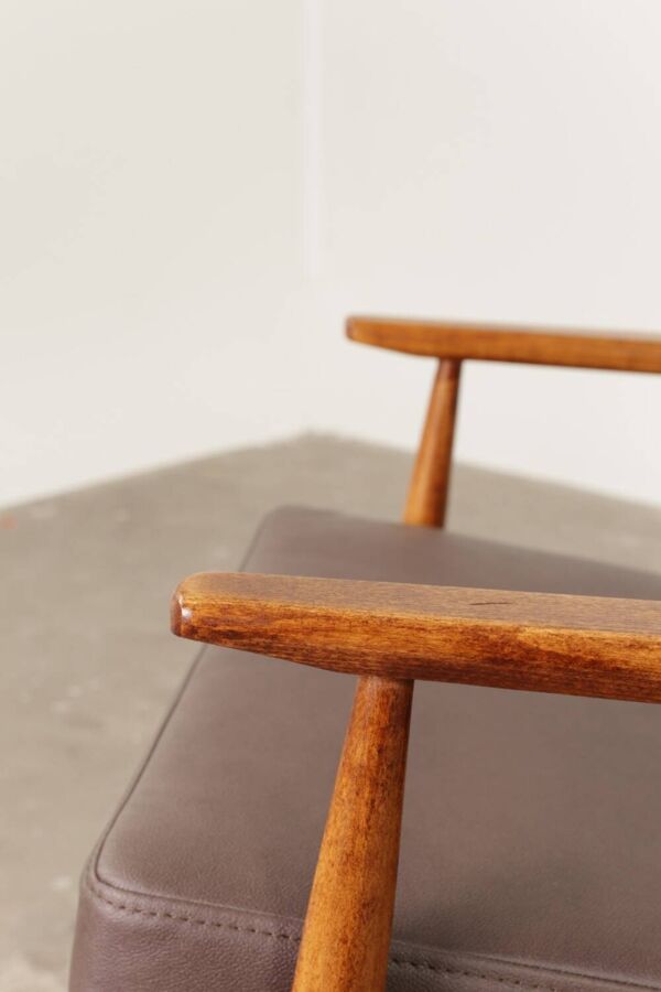 Fauteuil vintage cuir vegan marron conception moderne