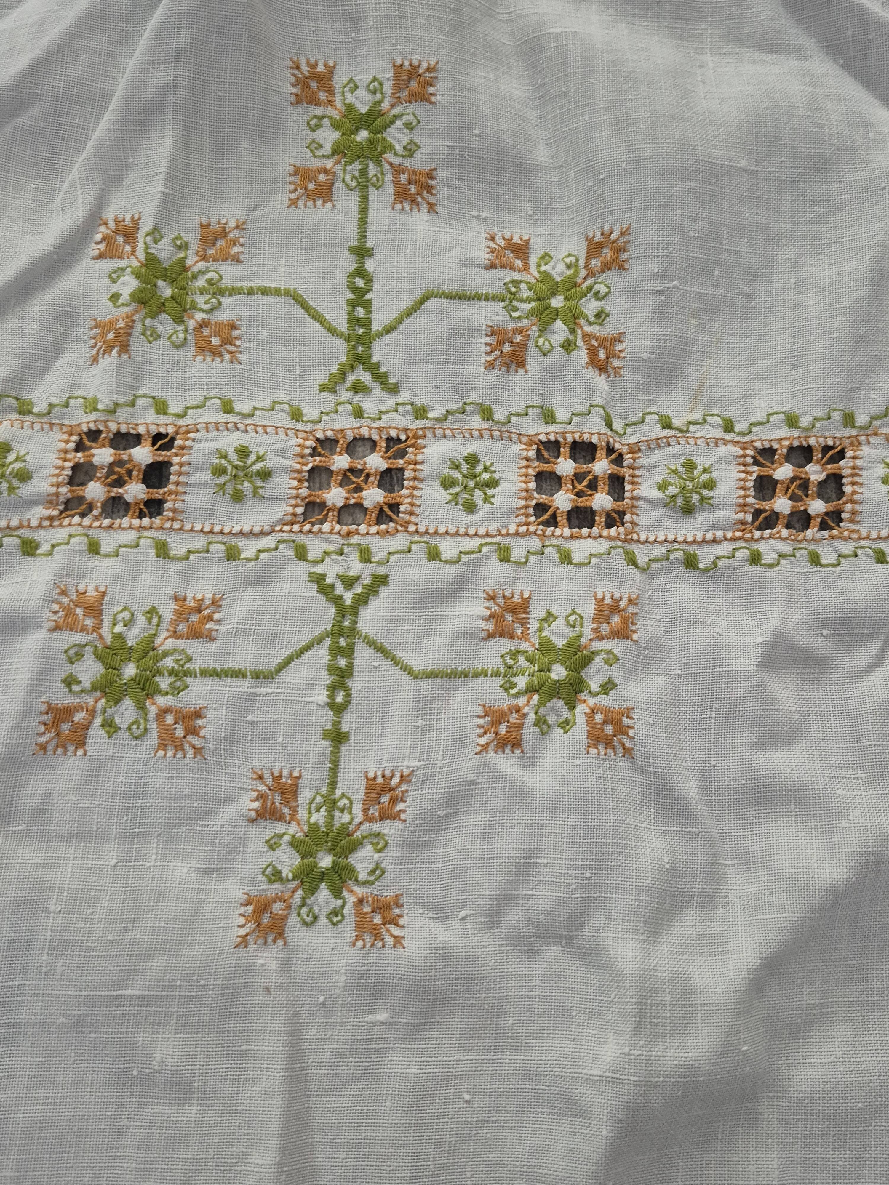 Nappe XXL en lin brodé