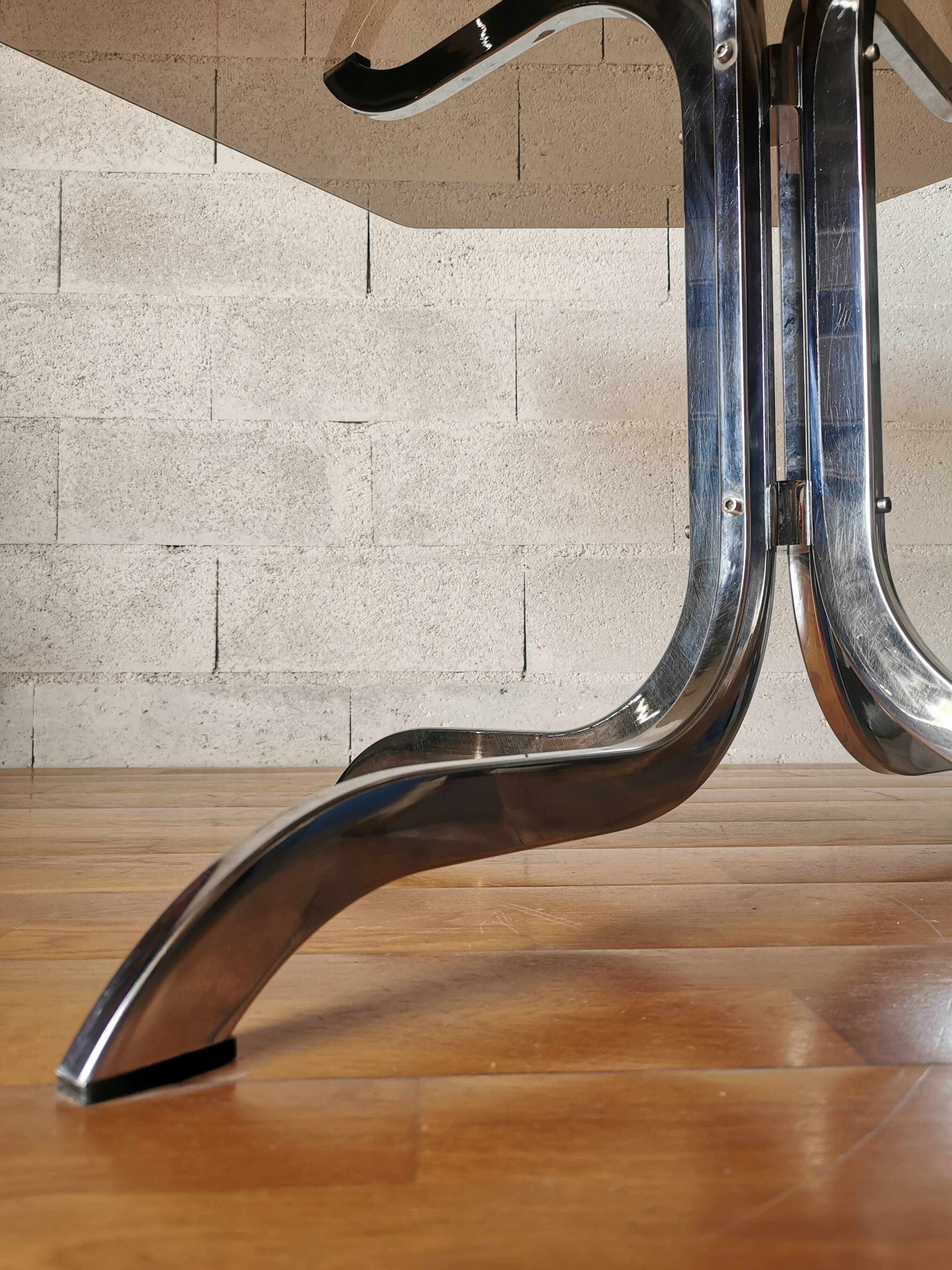 Table de salle à manger piètement chromé et plateau verre fumé circa 1970.