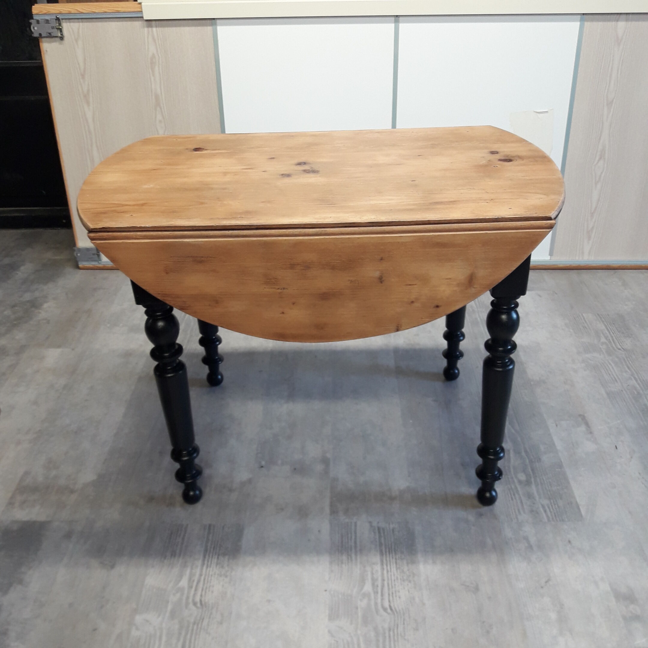 Round table with flaps