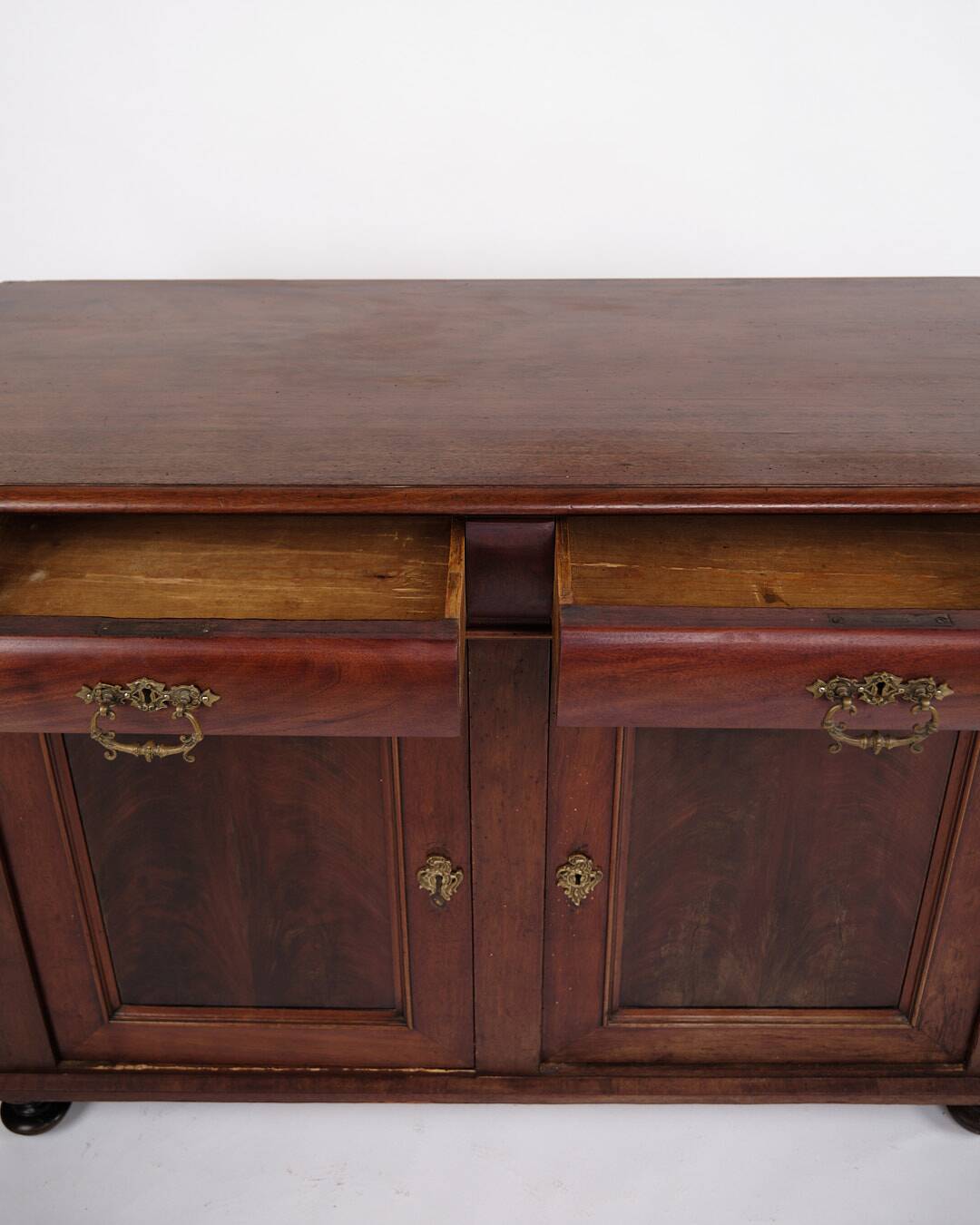Low antique sideboard - hand polished mahogany - fixed shelves - 1880s