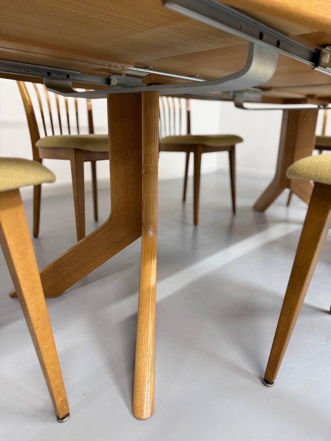 Ancienne table en bois massif octogonal a rallonge design Girsberger