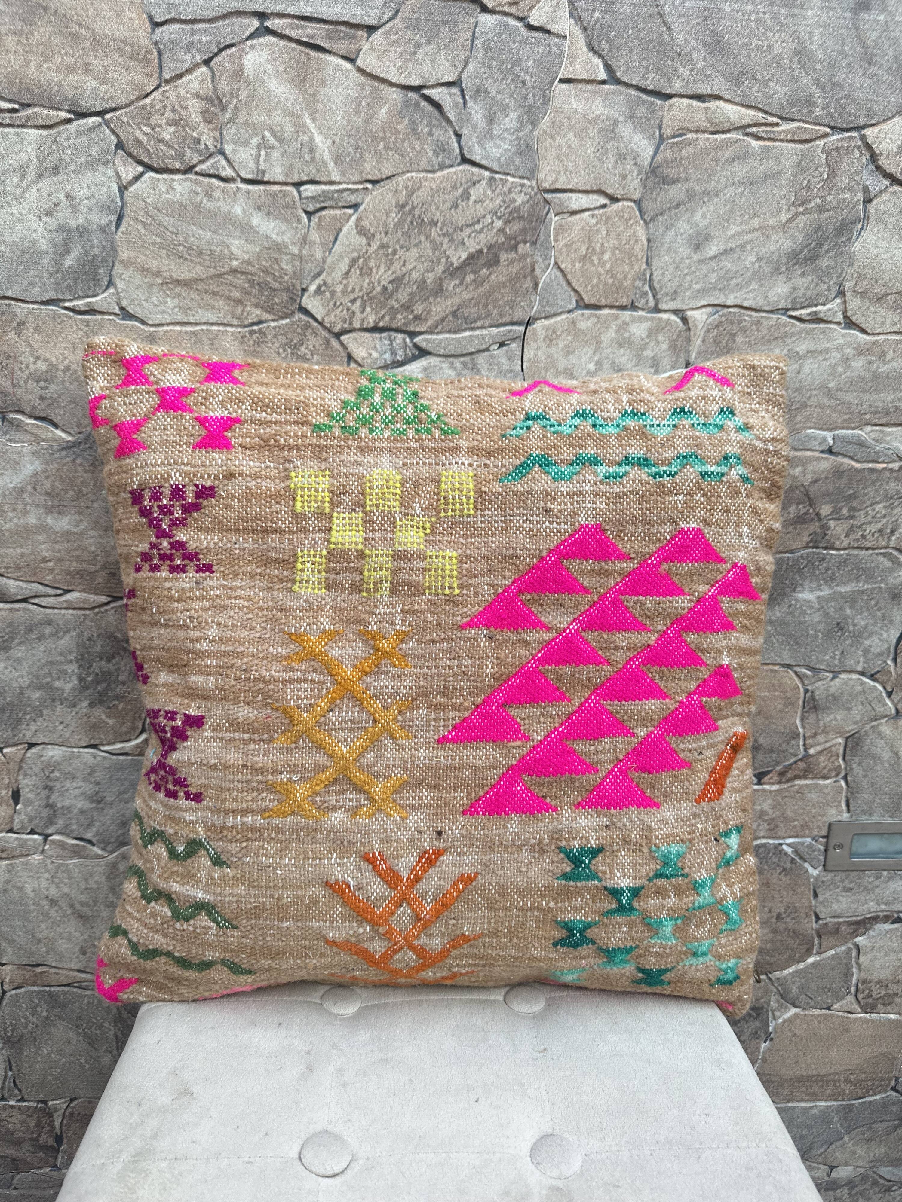 Handmade Moroccan Kilim cushion cover: Berber cushion in wool