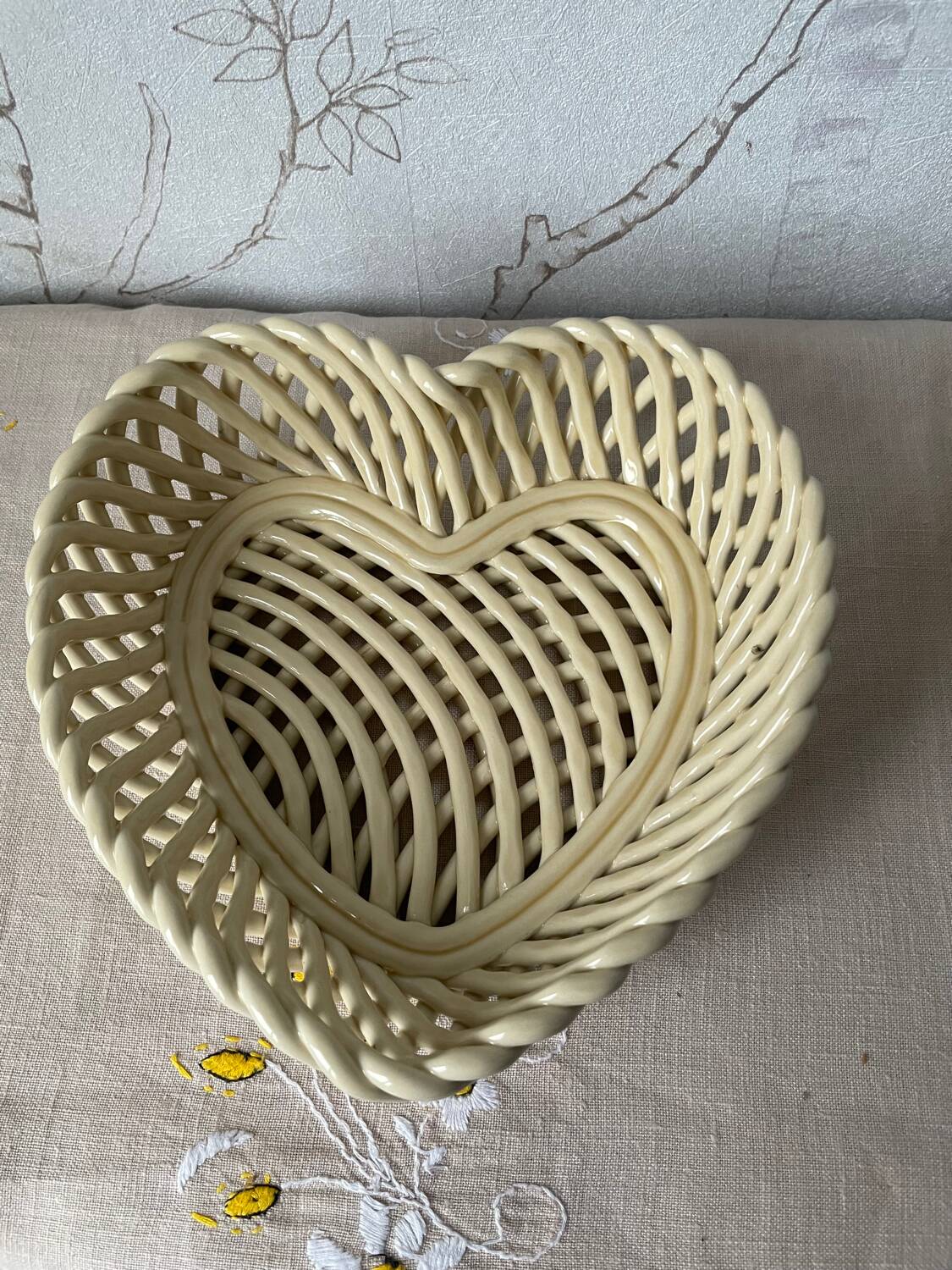 Set of 3 vintage beige heart-shaped woven porcelain nesting baskets