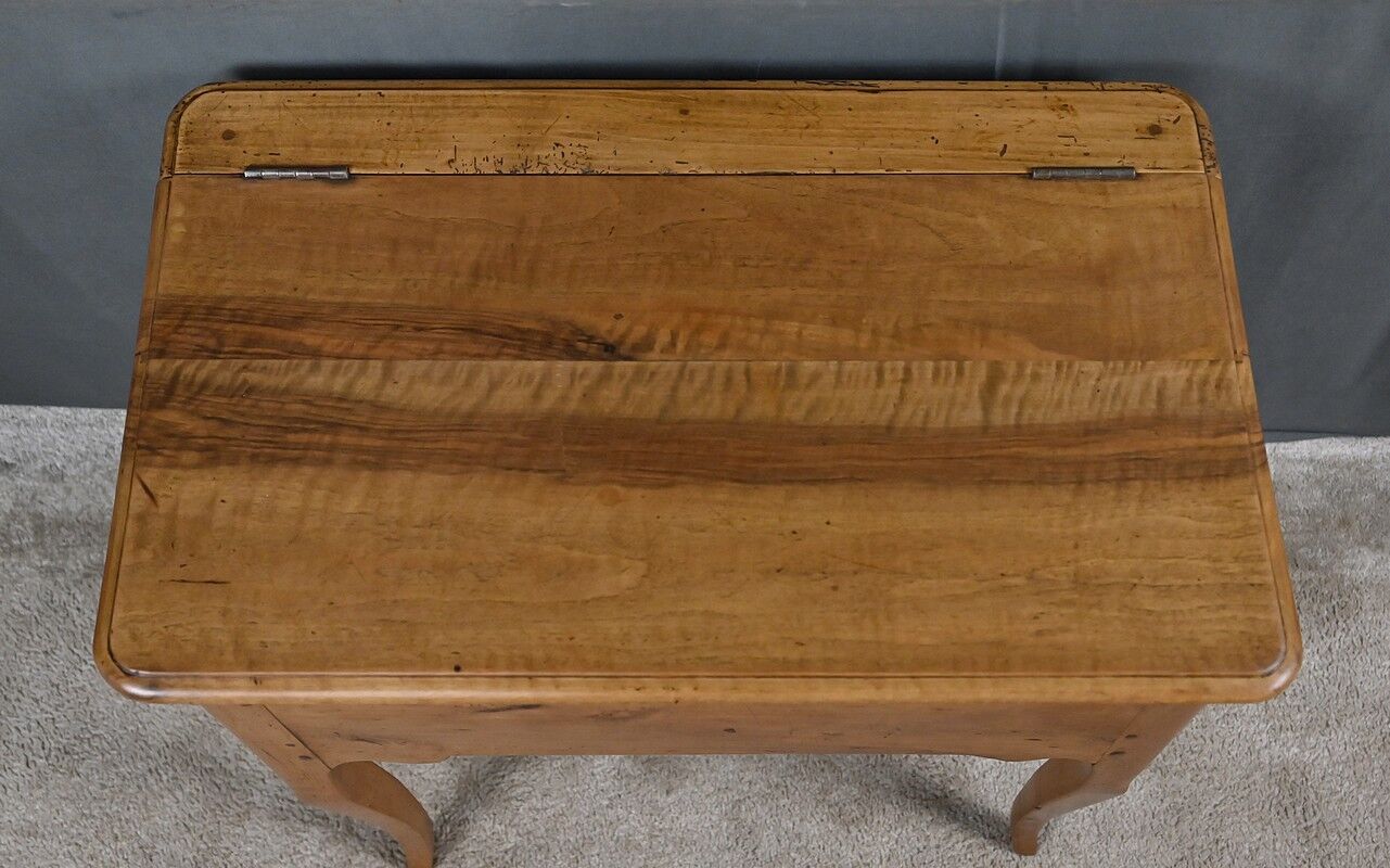 Dough table in walnut and pear wood, Louis XV – XVIII century.