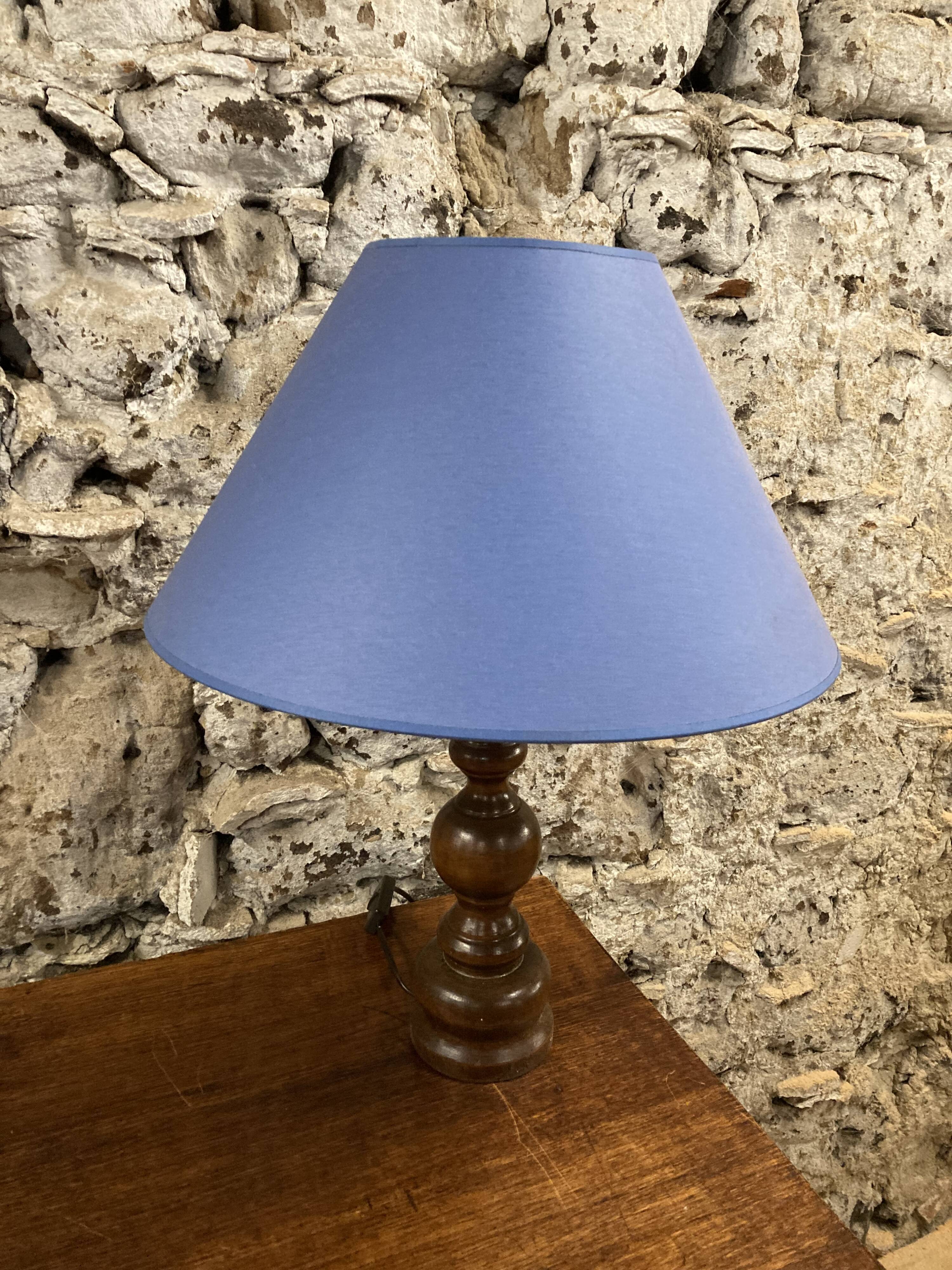Lampe en bois tourné vintage avec abat jour bleu