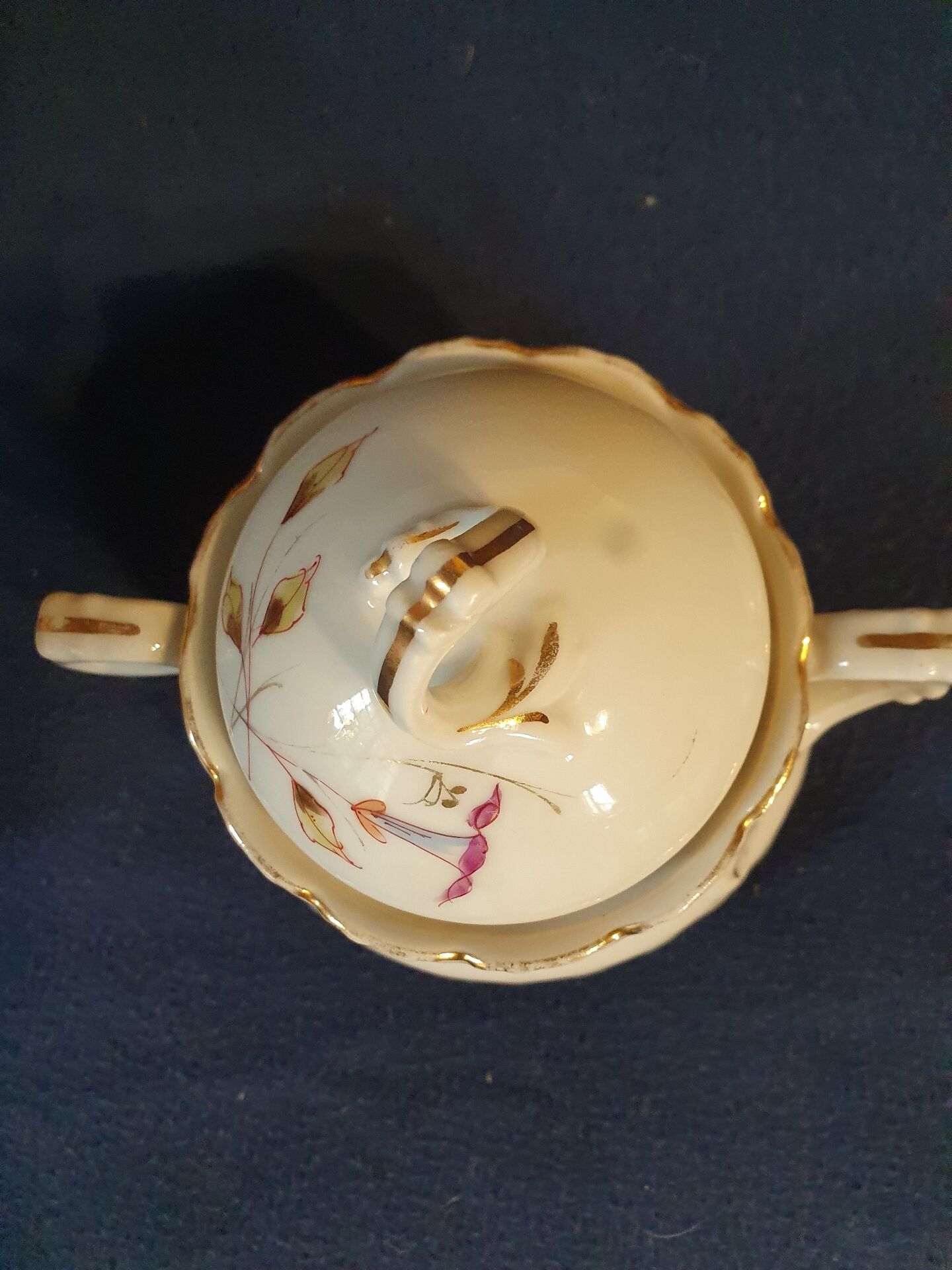 Beautiful sugar bowl in fine Limoges porcelain from the late 19th to early 20th century.