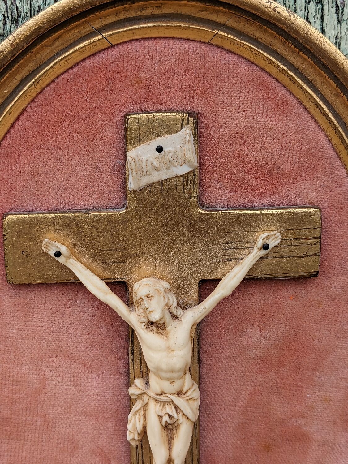 Médaillon crucifixion vintage