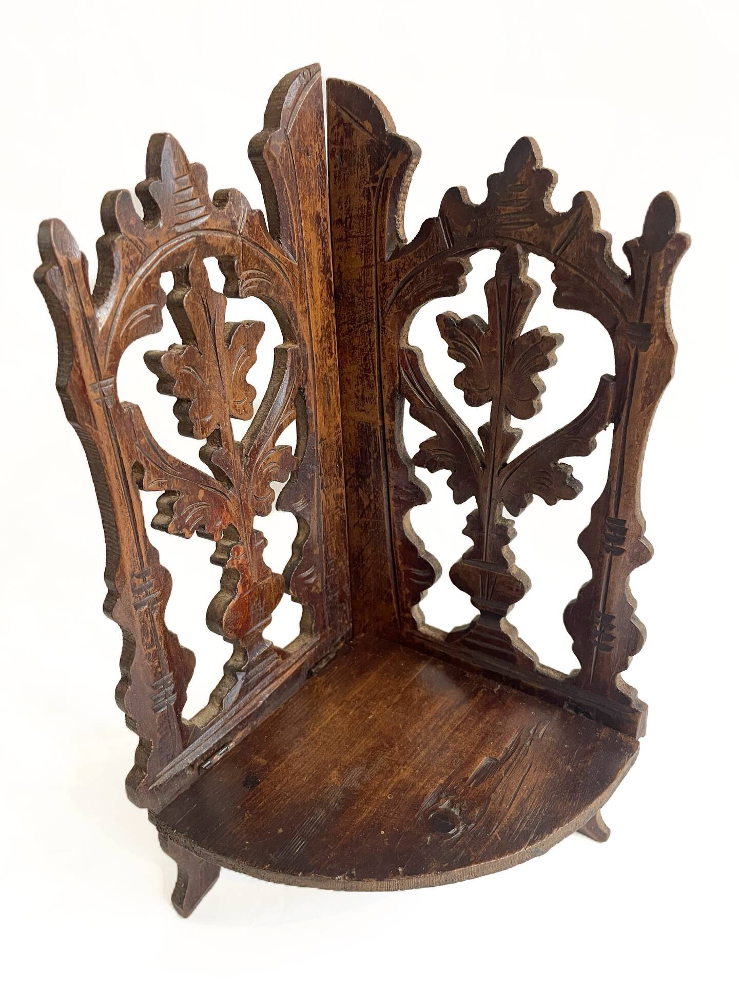 Petite étagère d’angle en bois sculpté