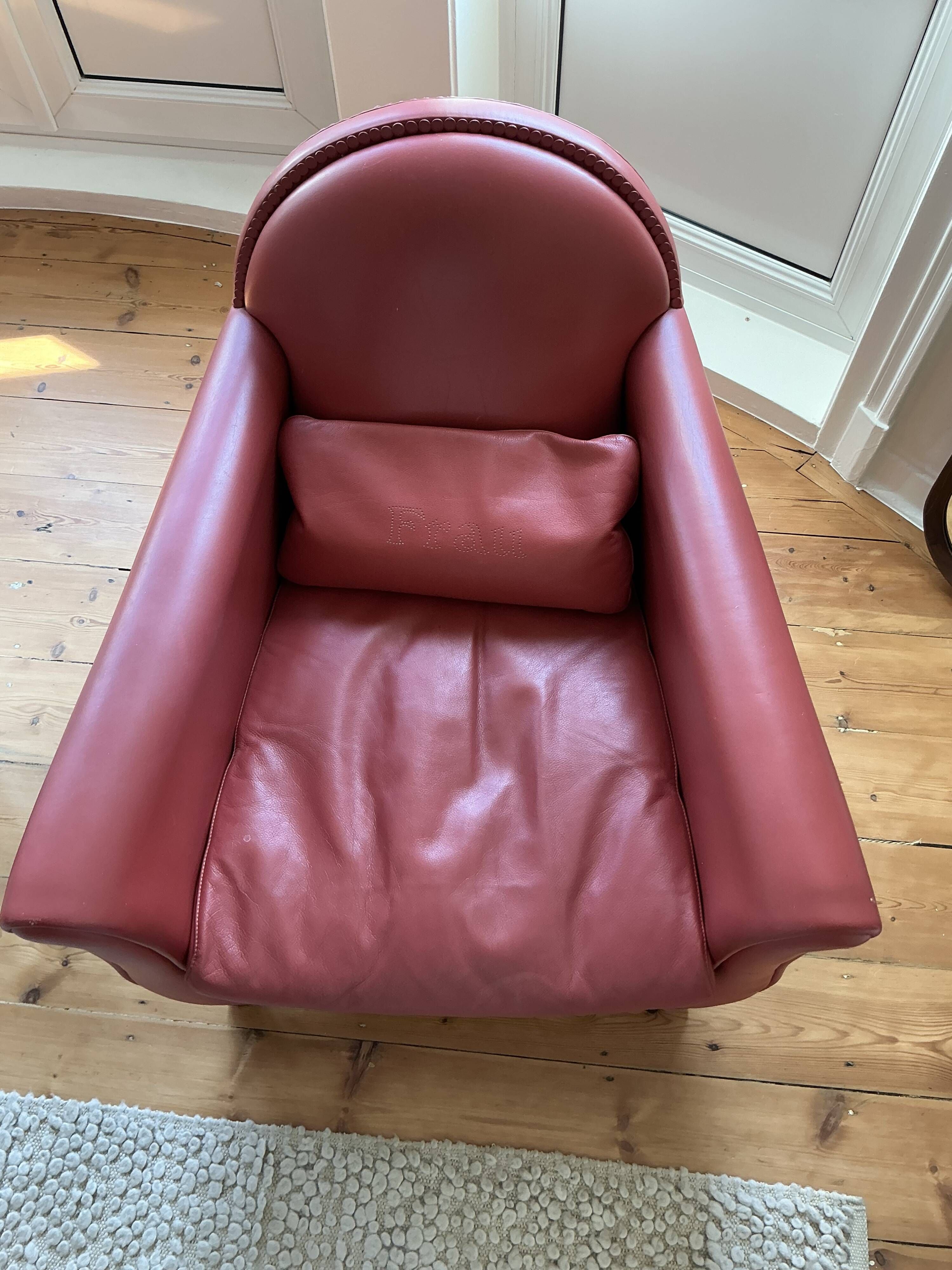 Pair of Lyra armchairs – Renzo Frau for Poltrona Frau – burgundy leather