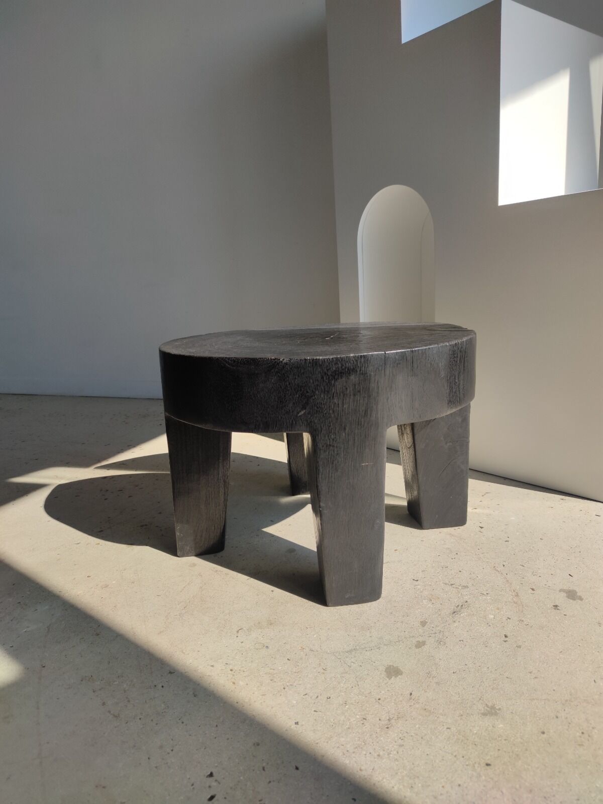 Quadripod coffee table in black monoxyl solid wood