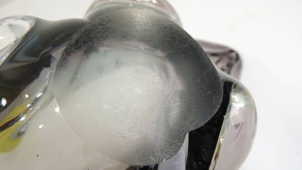 Coupe à fruits en verre soufflé style Murano pourpre aux reflets bleus – ce