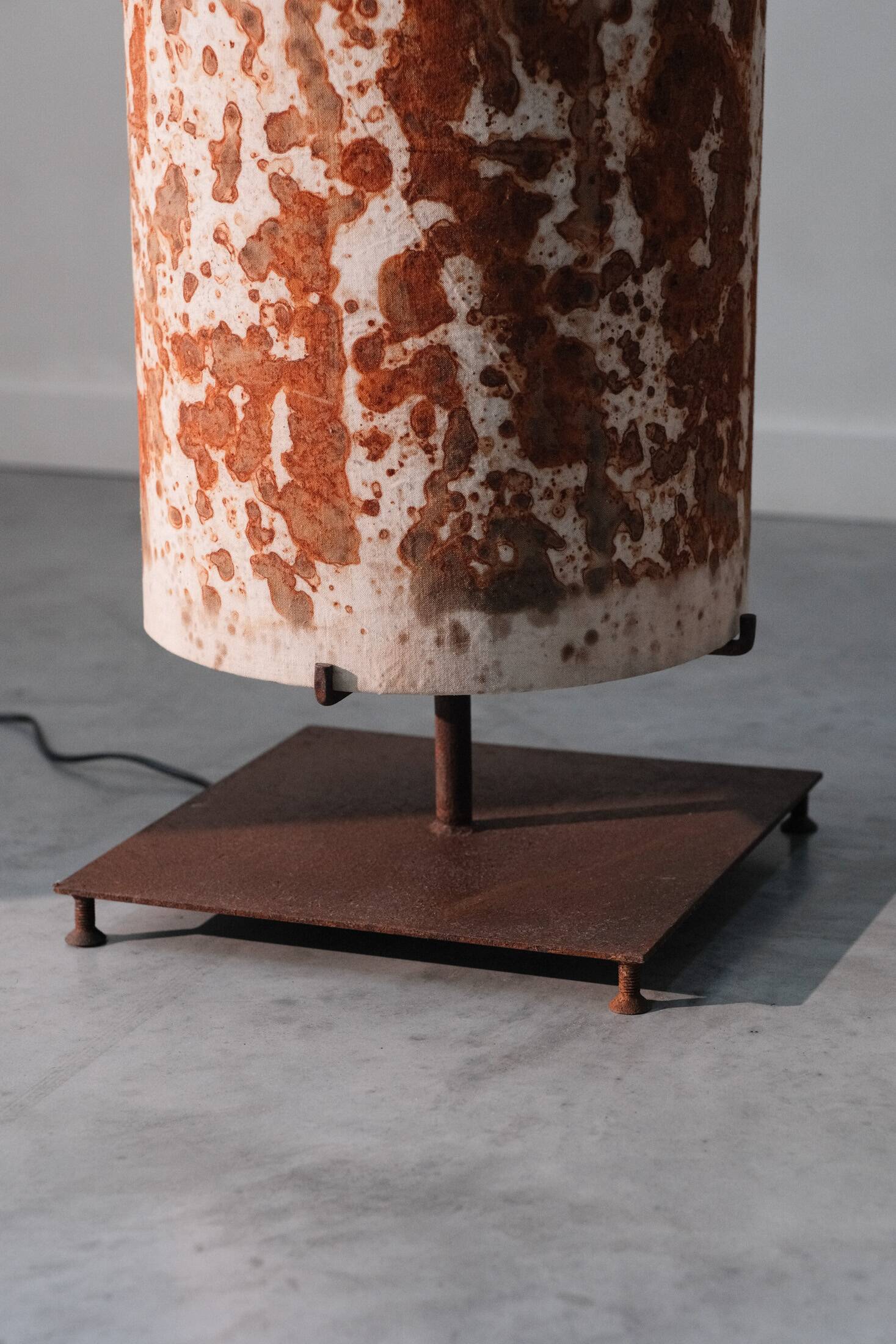 Floor lamp with rusty tones (M)